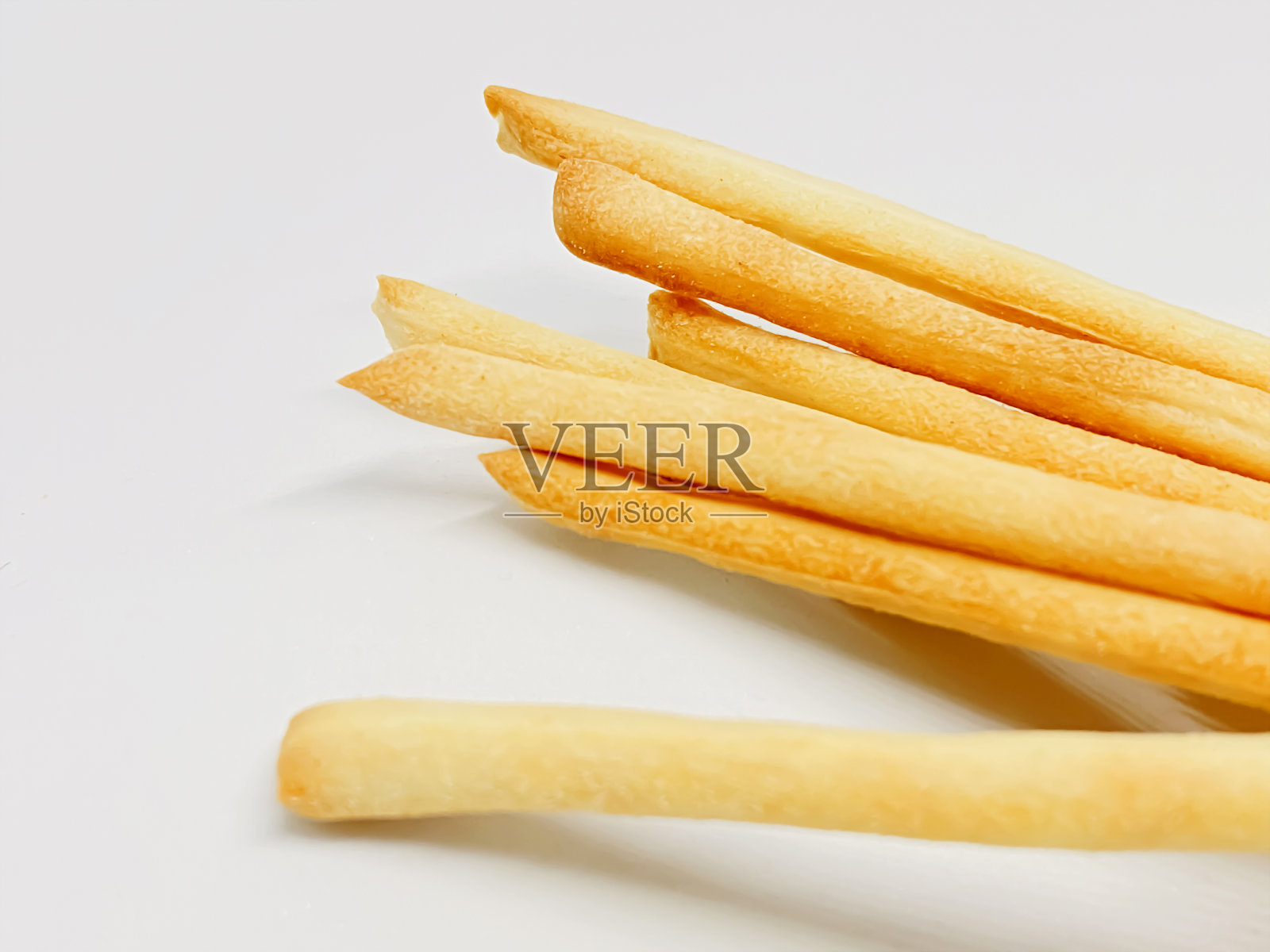 一群孤立在白色背景上的意大利面包棒照片摄影图片