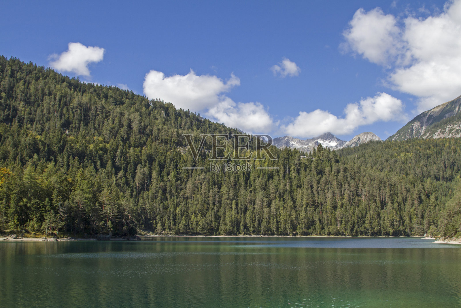 Blindsee湖是一个位于Lechtal阿尔卑斯山和mieminer山脉边界地区的山湖照片摄影图片