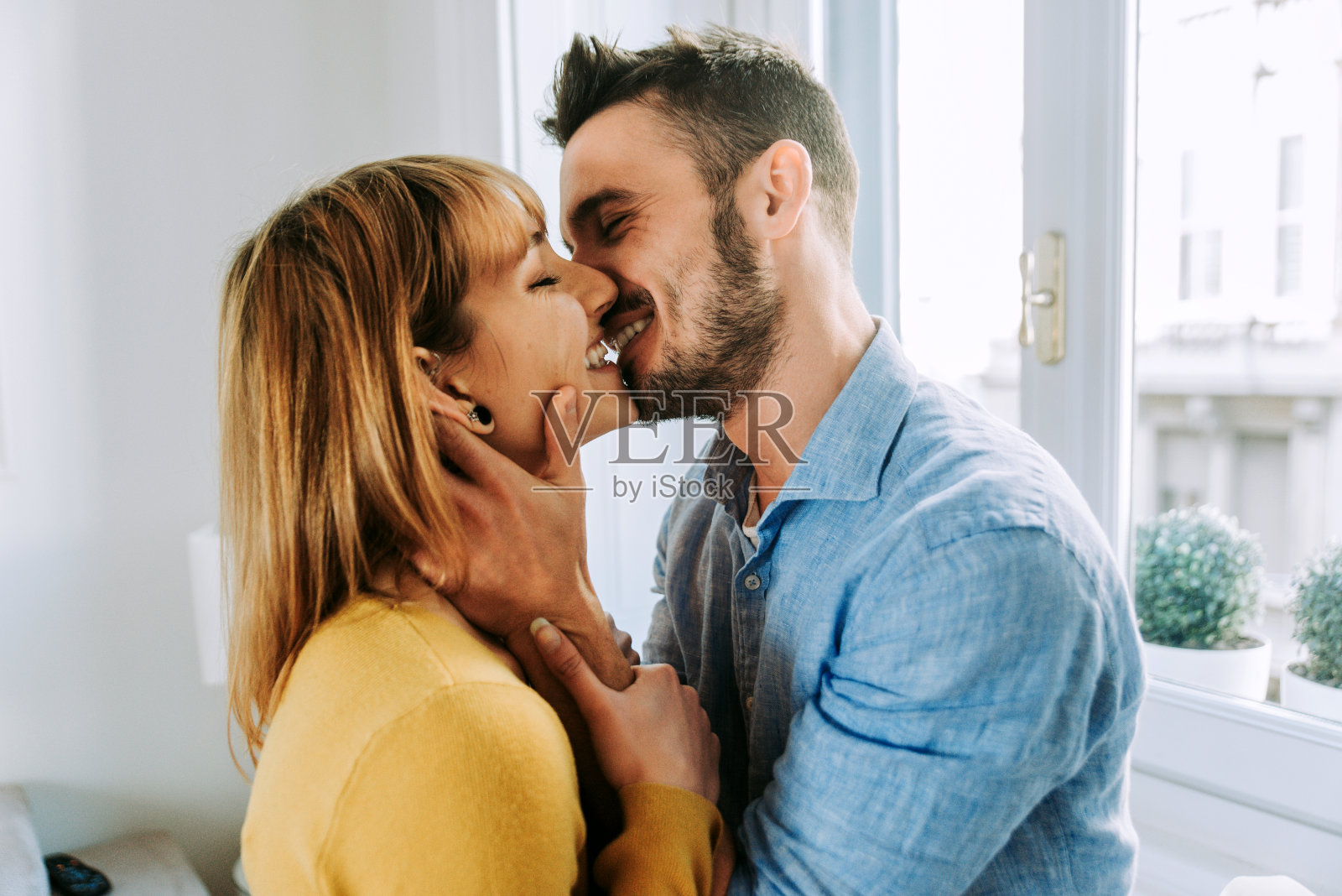 年轻夫妇在家照片摄影图片