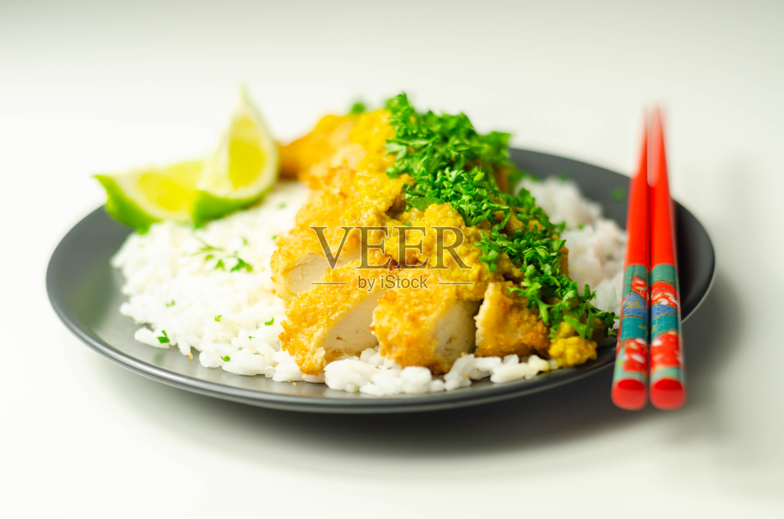 香酥鸡配上咖喱鱼片酱和蓬松的米饭照片摄影图片