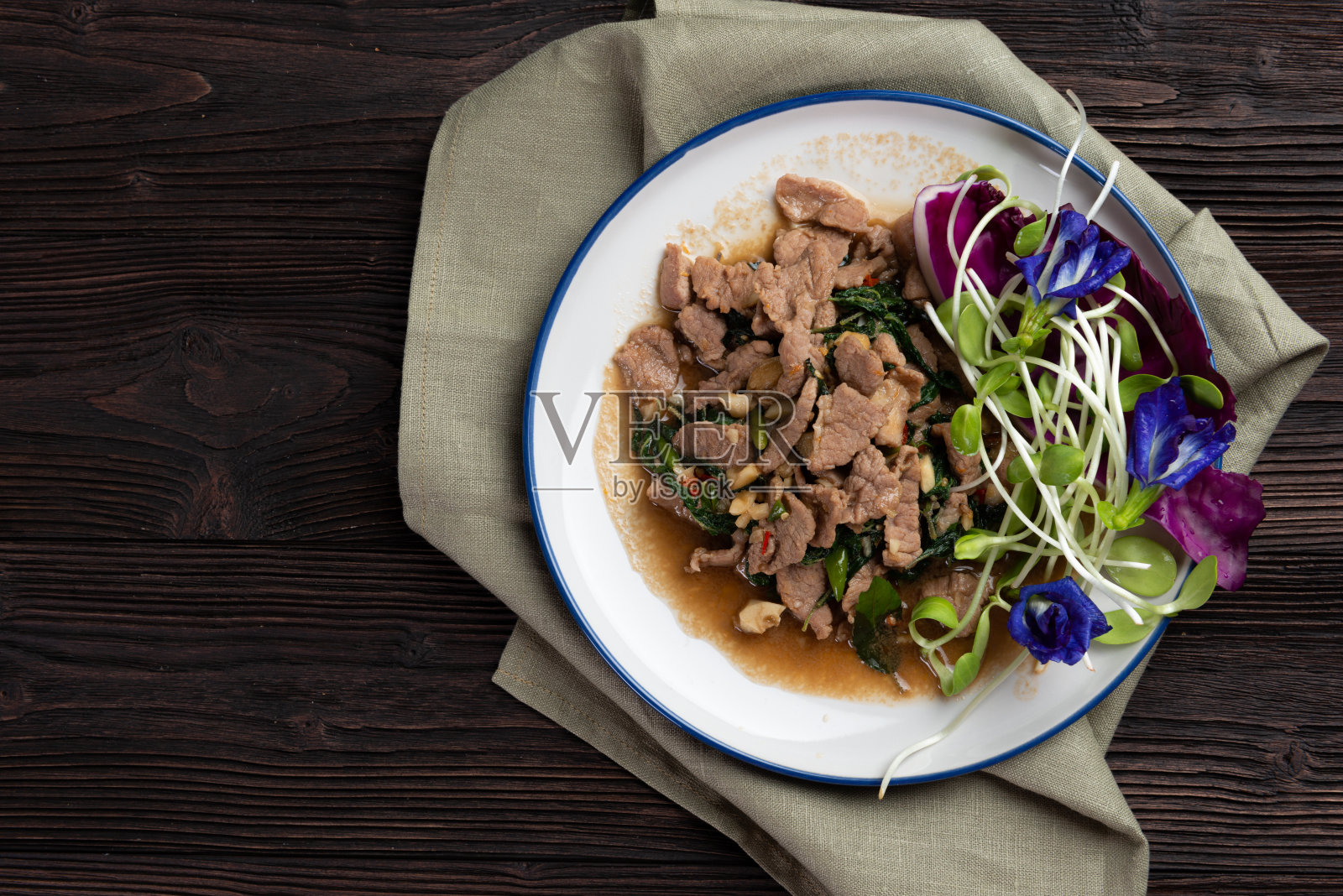 罗勒炒香辣牛肉照片摄影图片