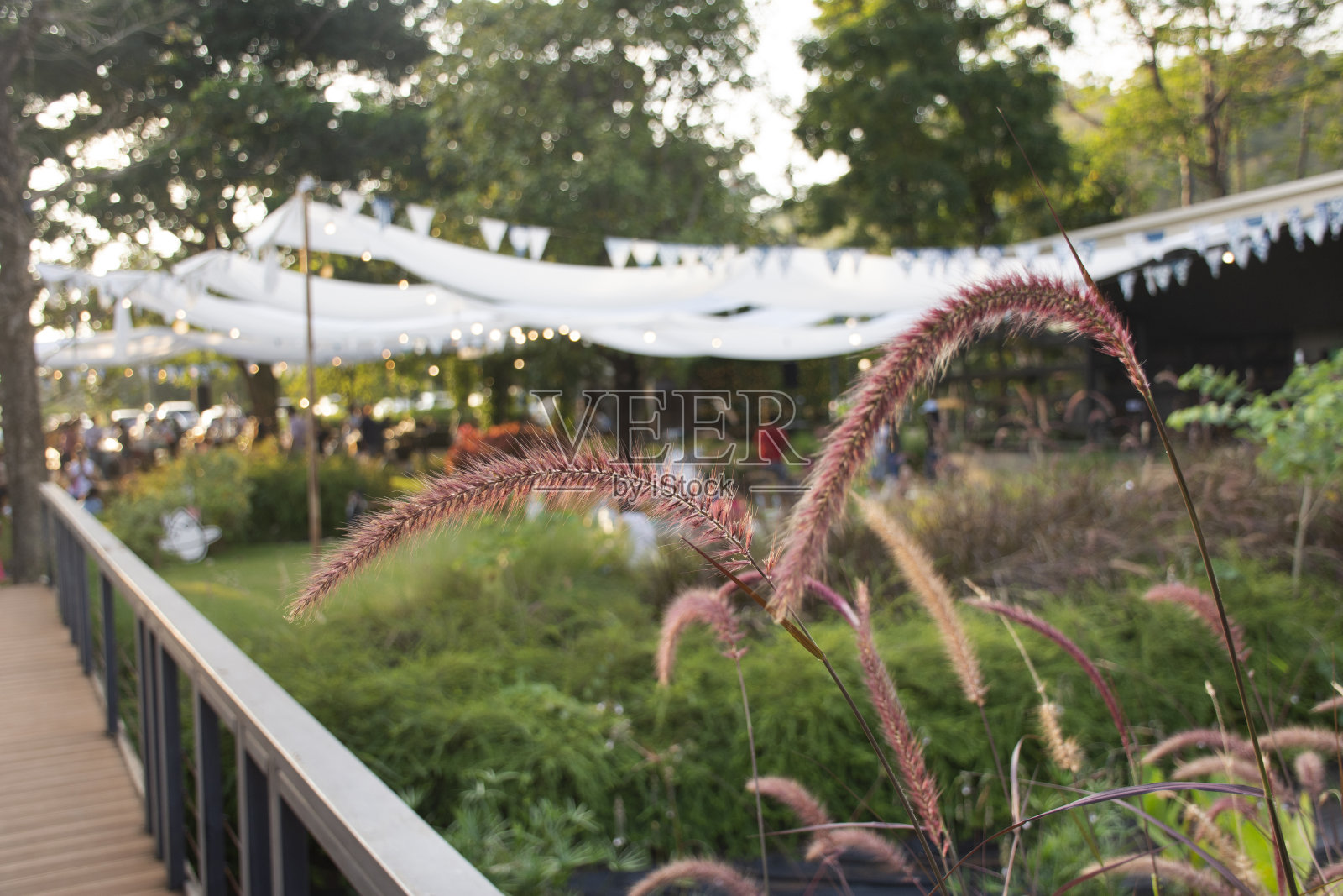 泰国人和外国游客在户外步行旅行和购物照片摄影图片