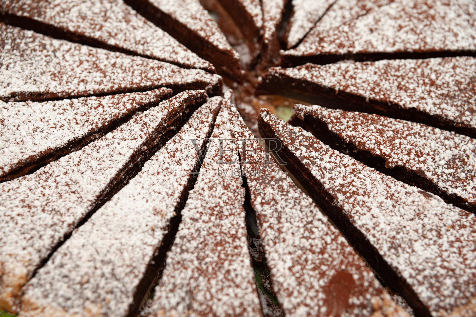 特写美味的自制巧克力挞与糖粉。照片摄影图片