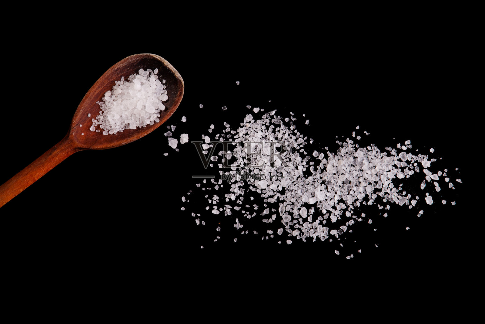 带盐的木勺。照片摄影图片