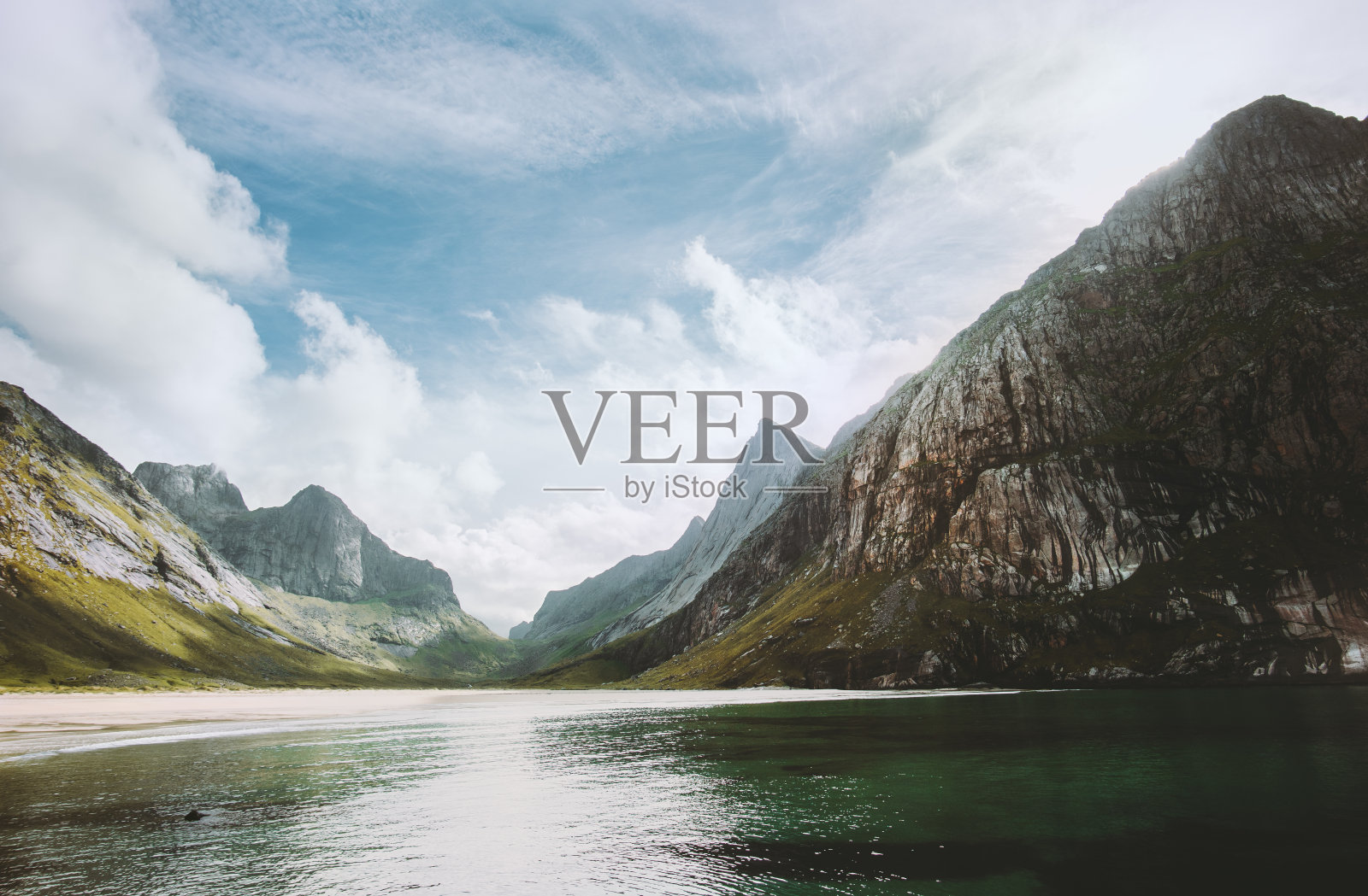 罗浮敦群岛马id海滩，观赏挪威的海和山景观野生斯堪的纳维亚自然风景夏季旅游照片摄影图片