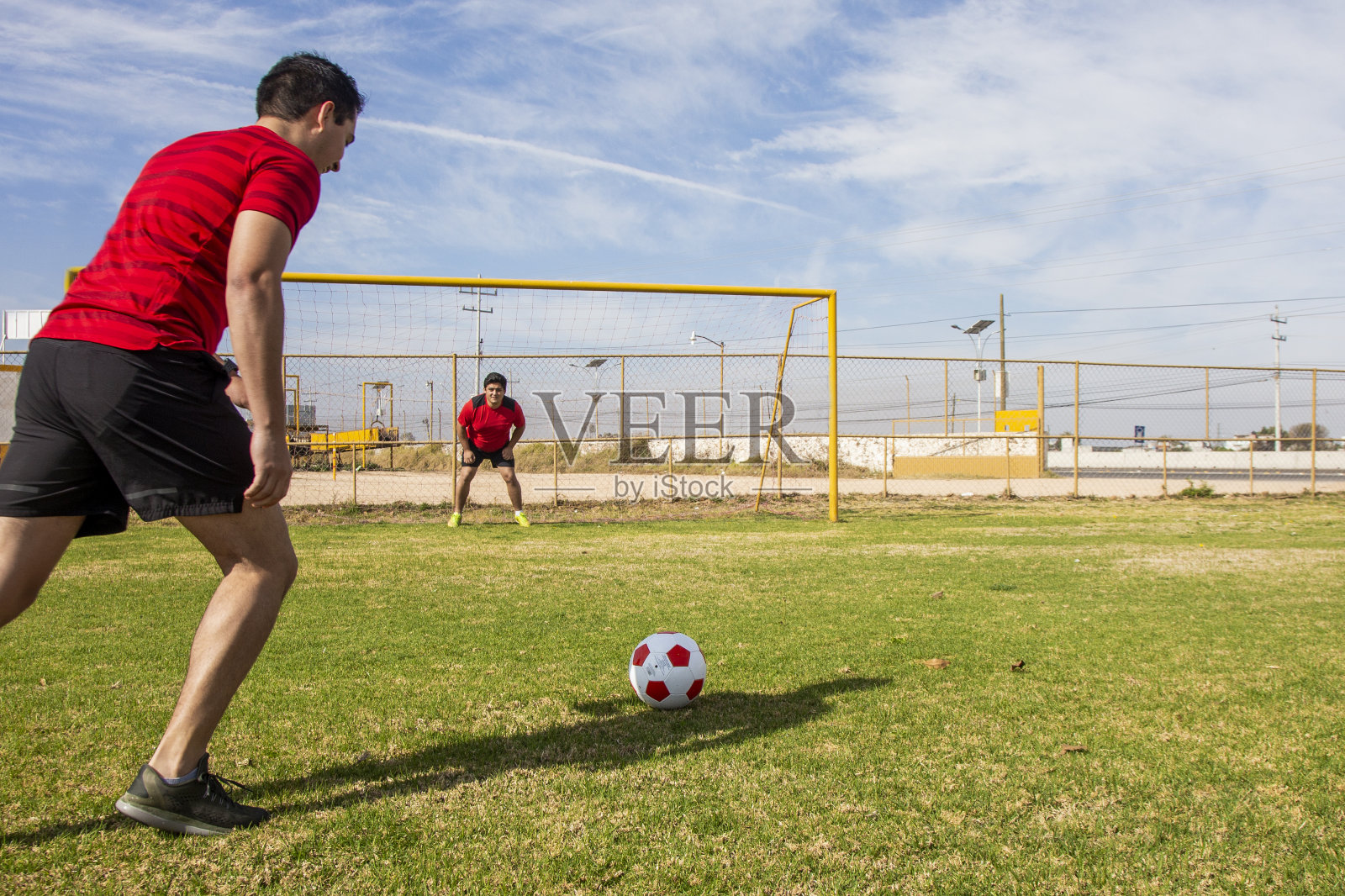 年轻的拉丁美洲人在练习足球照片摄影图片