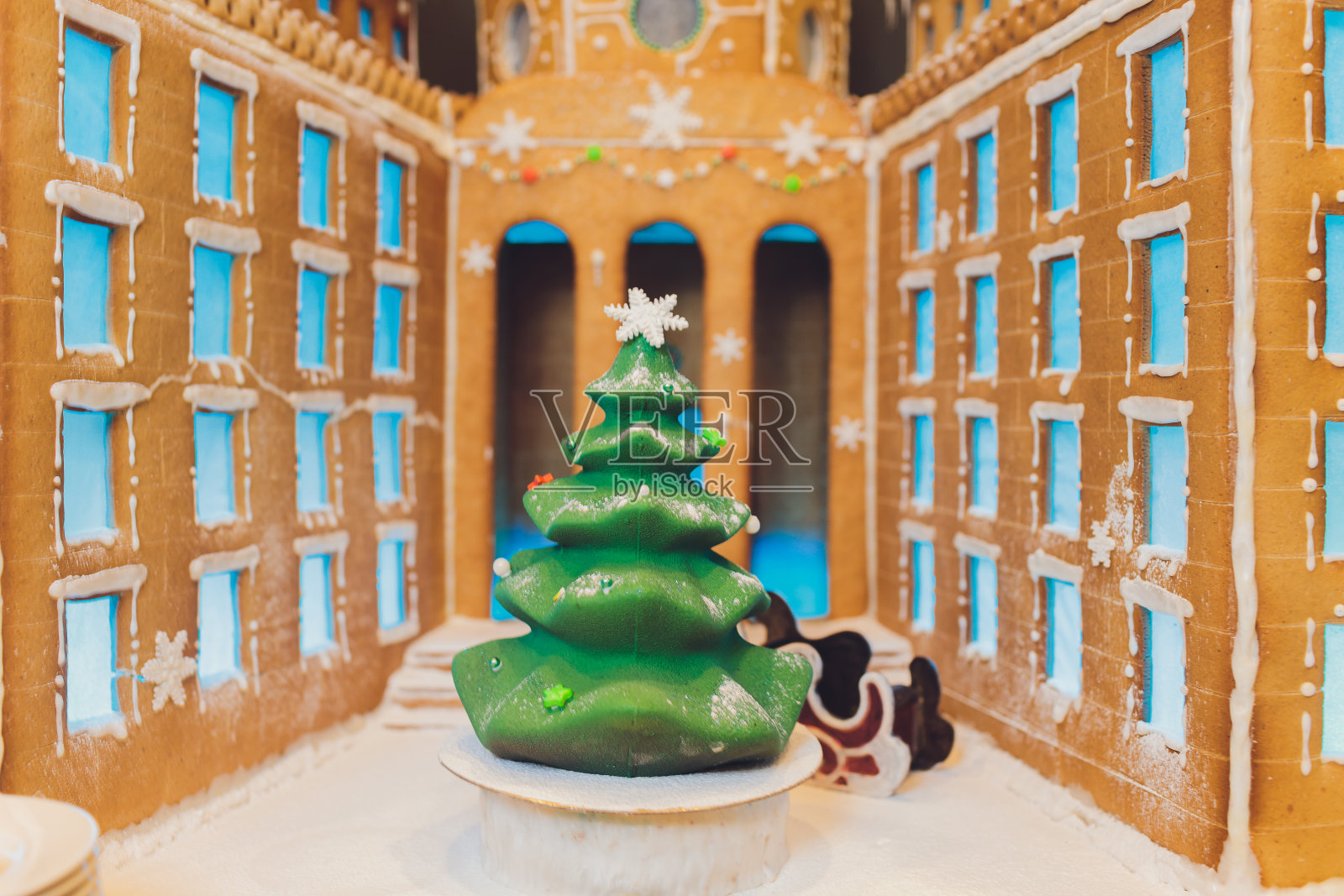 美丽的姜饼屋与灯光在黑暗的背景。照片摄影图片