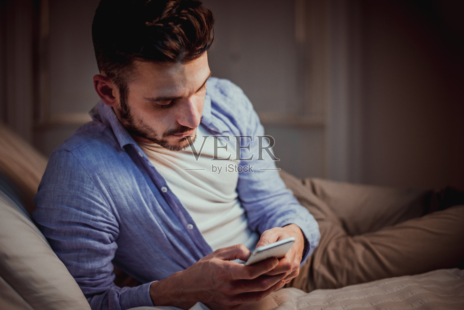 年轻人在家使用智能手机照片摄影图片