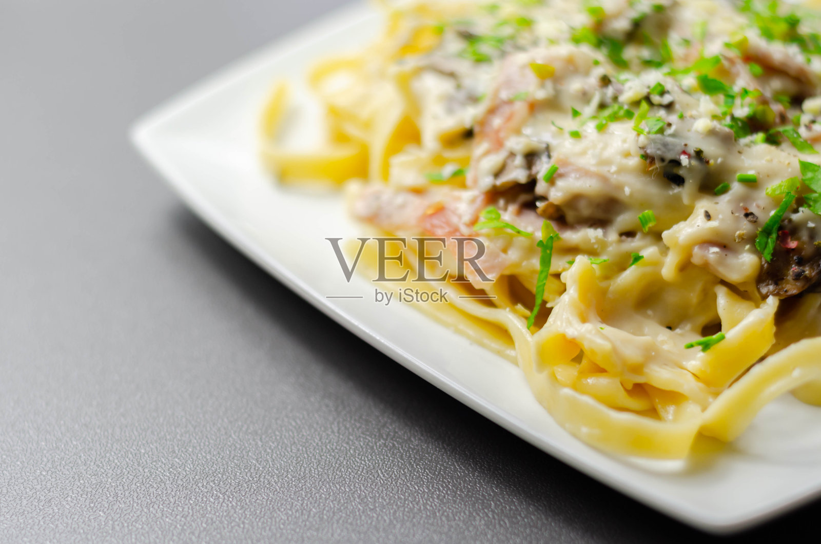 熏火腿蹄膀，烤蘑菇，芝士酱意大利面照片摄影图片