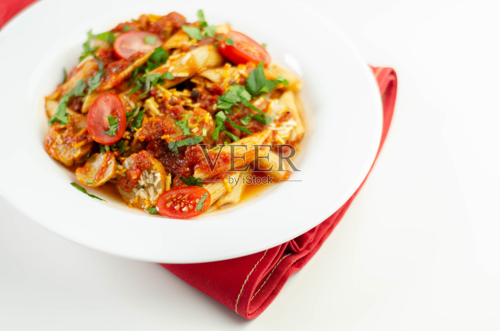 意大利通心粉配上浓郁的番茄酱和切达干酪的英国猪肉香肠片照片摄影图片