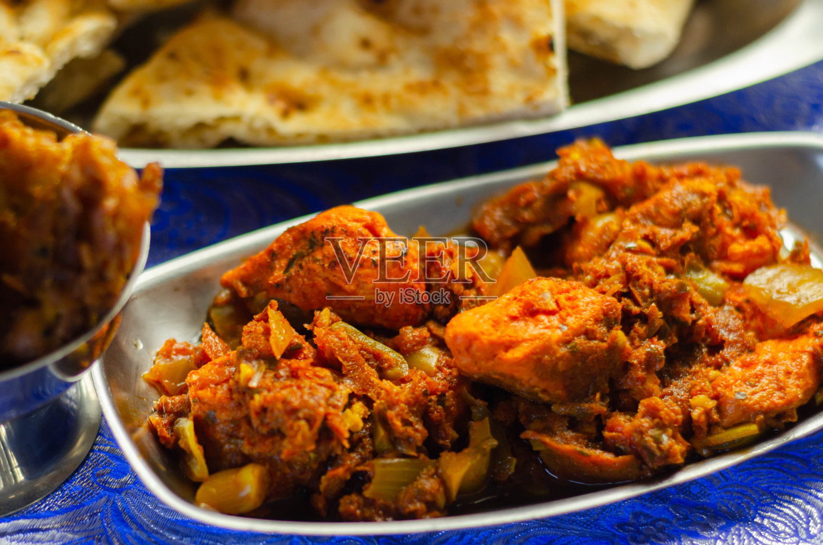 什锦鸡和咖喱鸡配各种米饭和洋葱巴吉和萨莫萨照片摄影图片