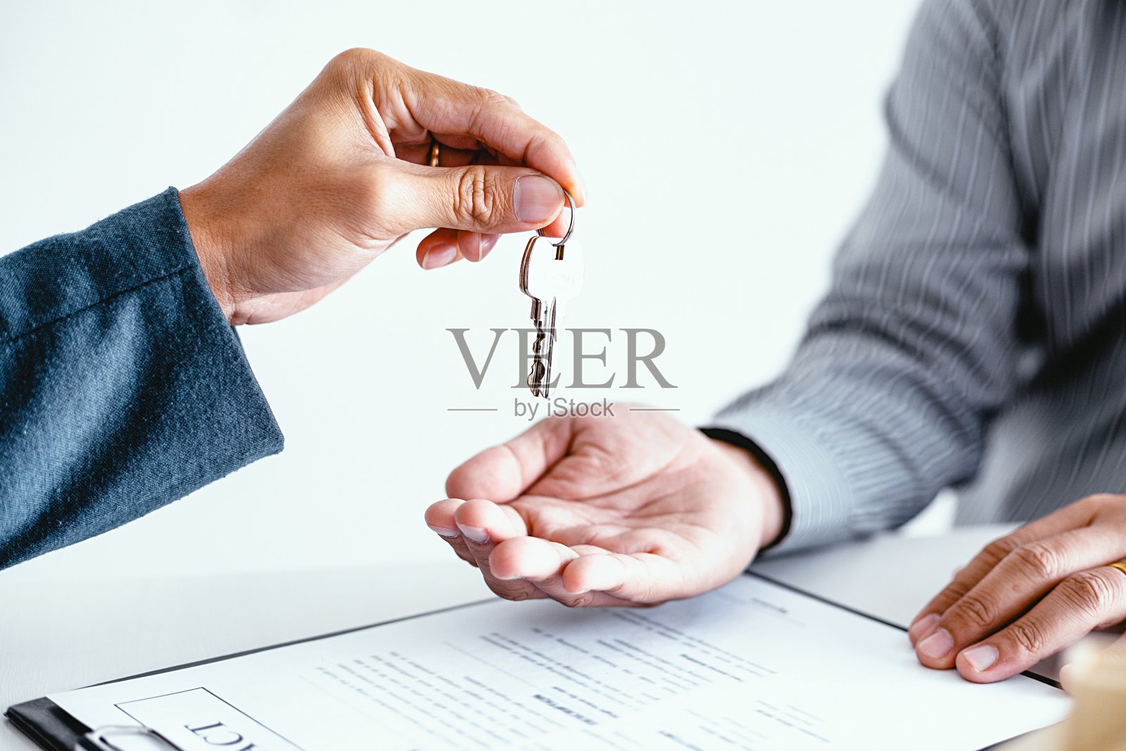 商务人士签订合同，与房地产经纪人达成协议，关于顾问和房屋保险的概念照片摄影图片