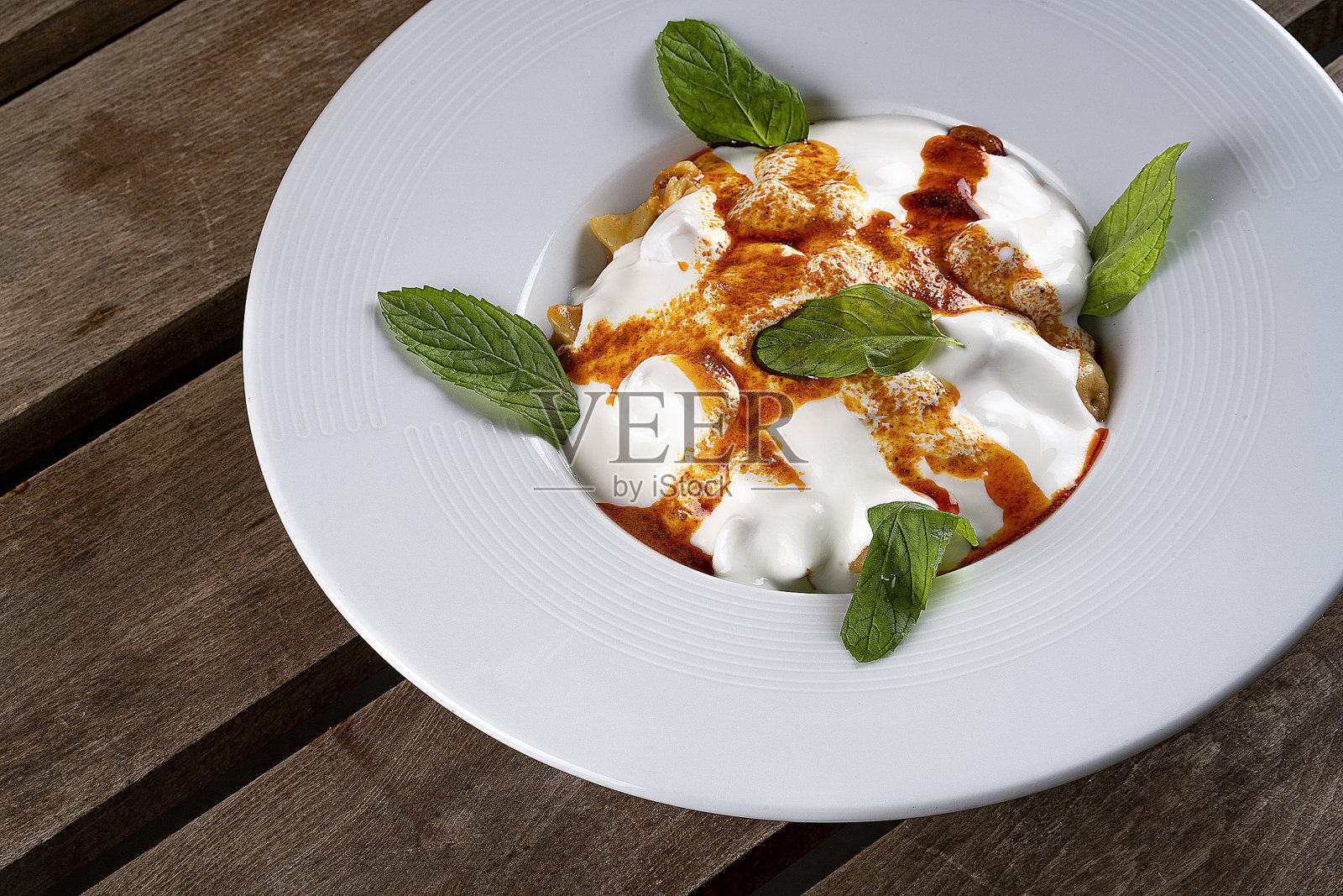 土耳其曼提配酸奶，番茄酱和薄荷。库存图片照片摄影图片