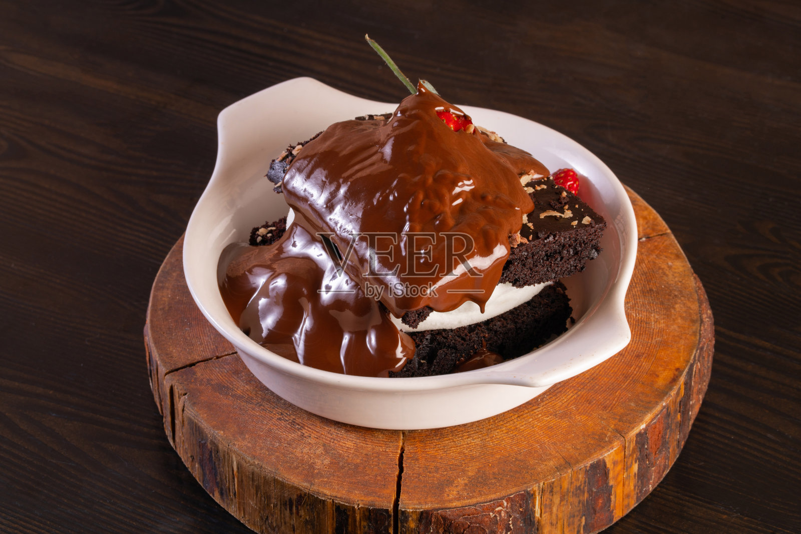 蛋糕配冰淇淋照片摄影图片