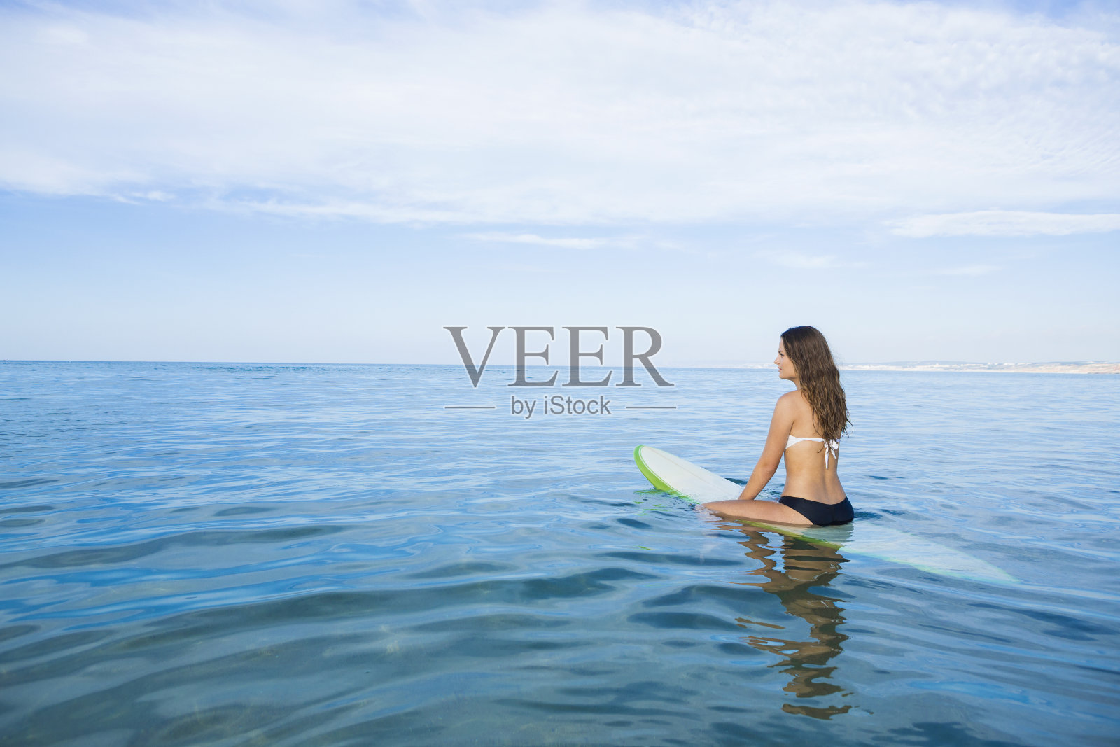 冲浪的女孩照片摄影图片