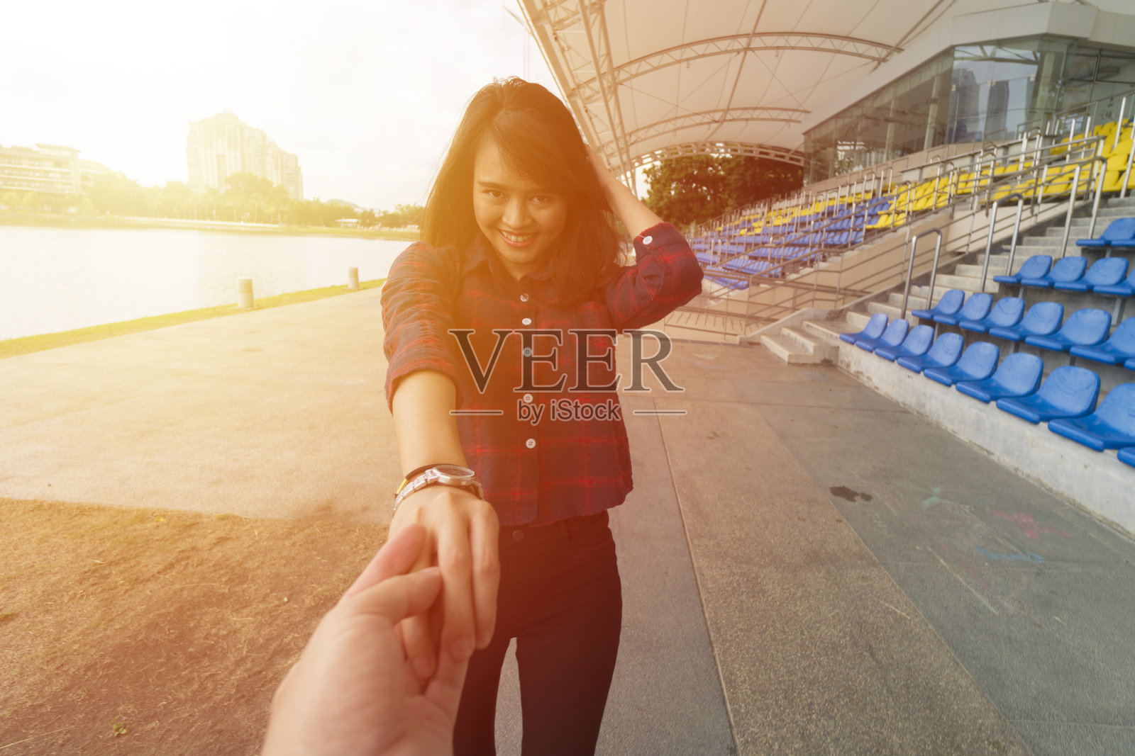 户外可爱的亚洲女孩，POV概念照片摄影图片