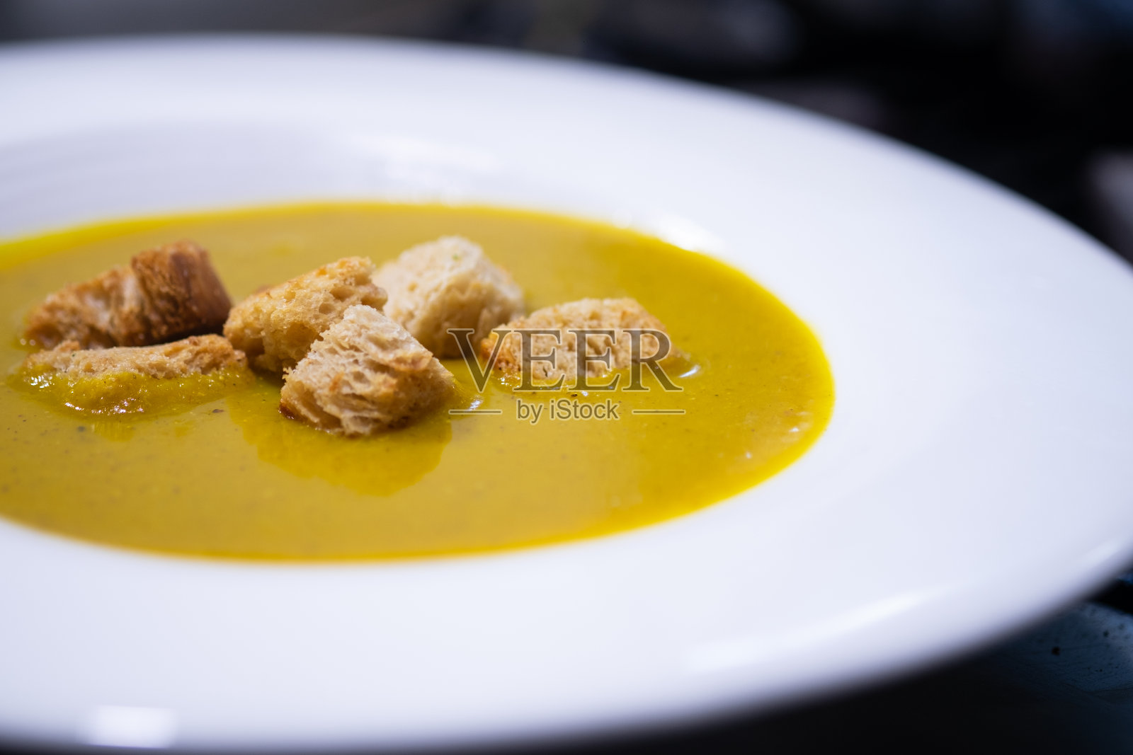 南瓜汤配面包丁自制健康照片摄影图片