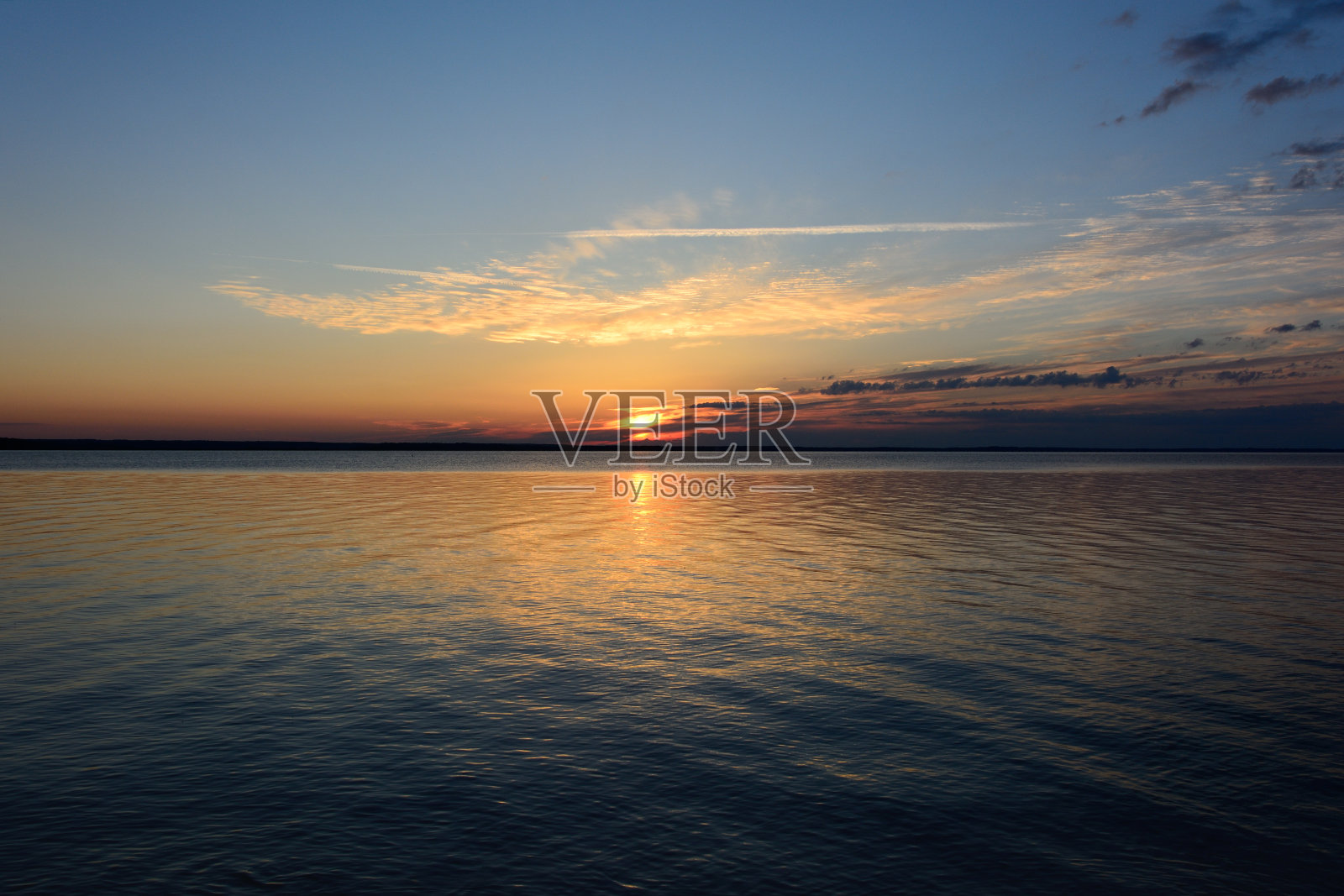夏天湖面上的日落照片摄影图片