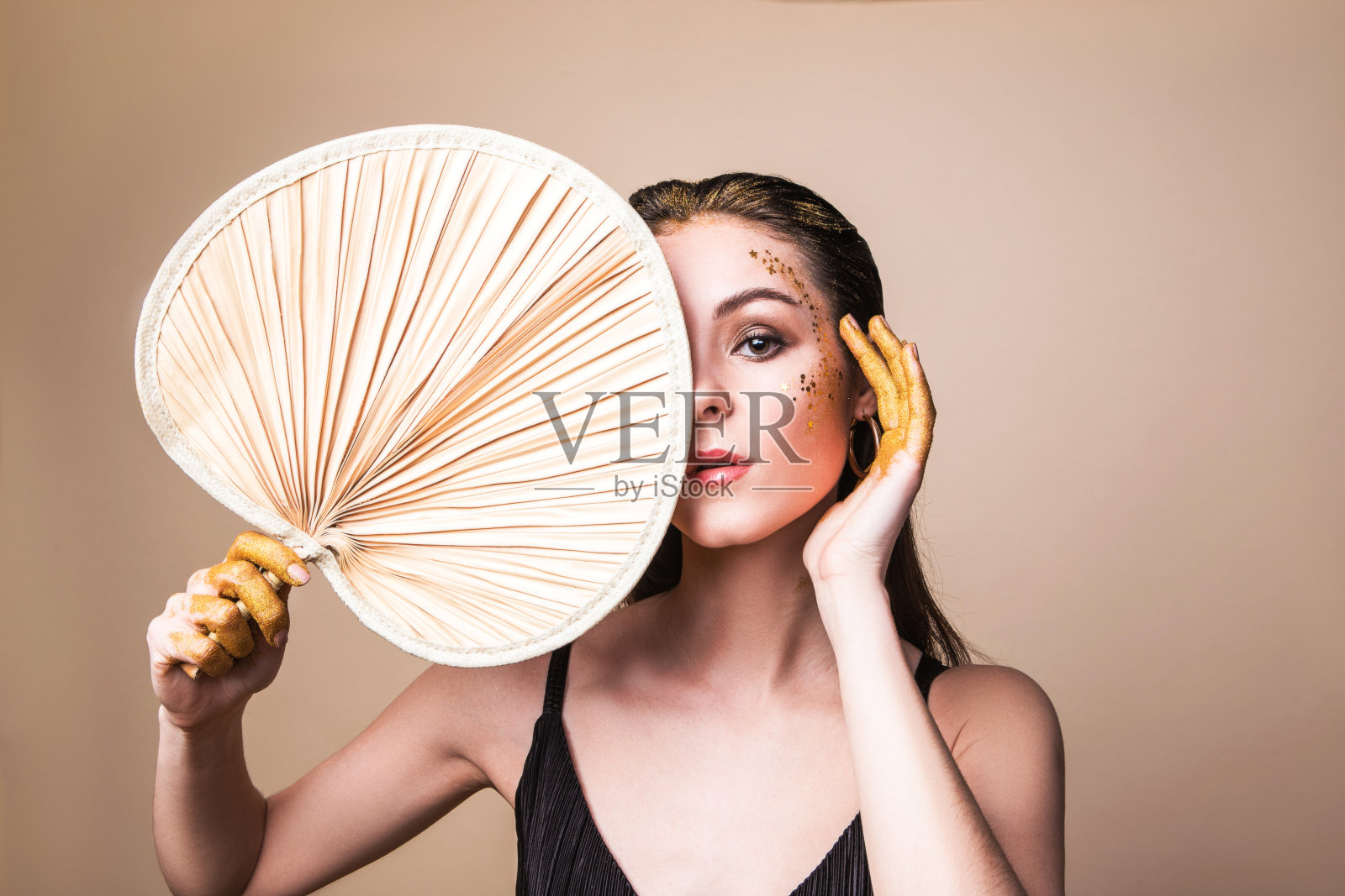 脸部闪耀的时尚魅力女性照片摄影图片