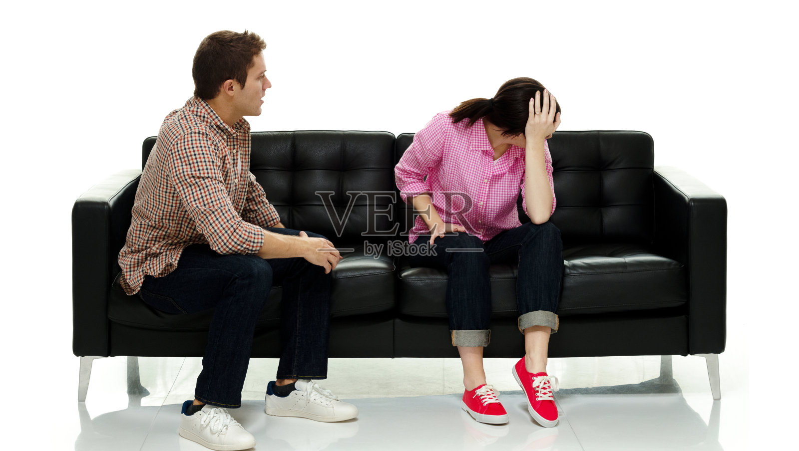 白人丈夫坐在地板前的白色背景穿着纽扣衬衫照片摄影图片