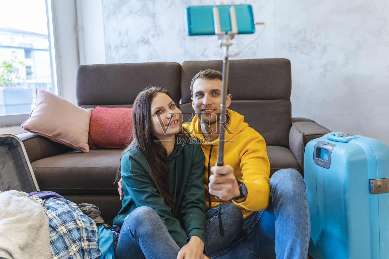 一对年轻夫妇坐在家里的地板上照片摄影图片