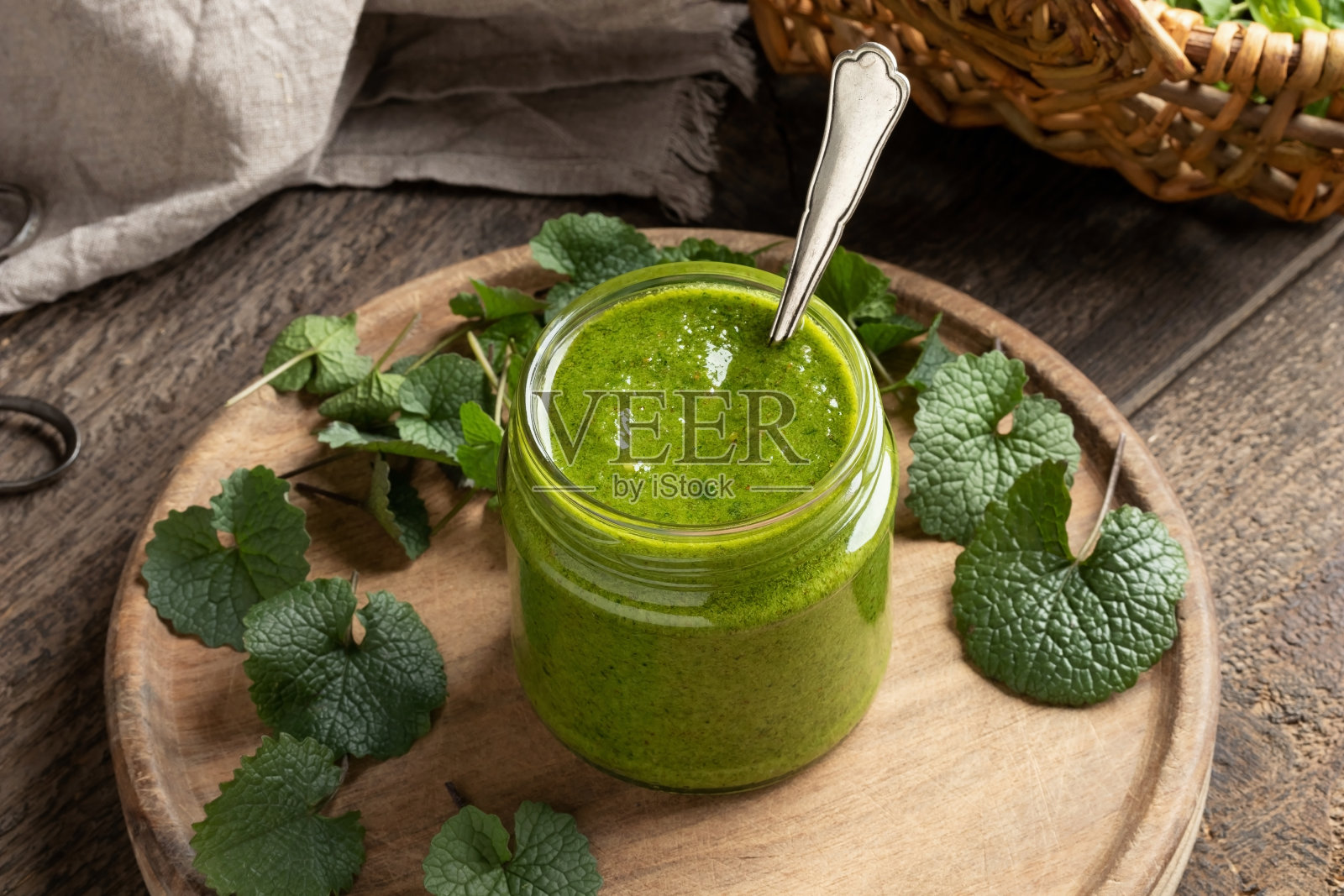 一罐香蒜酱，由年轻的蒜芥或Alliaria petiolata制成，Alliaria petiolata是一种生长在春天的野生食用植物照片摄影图片