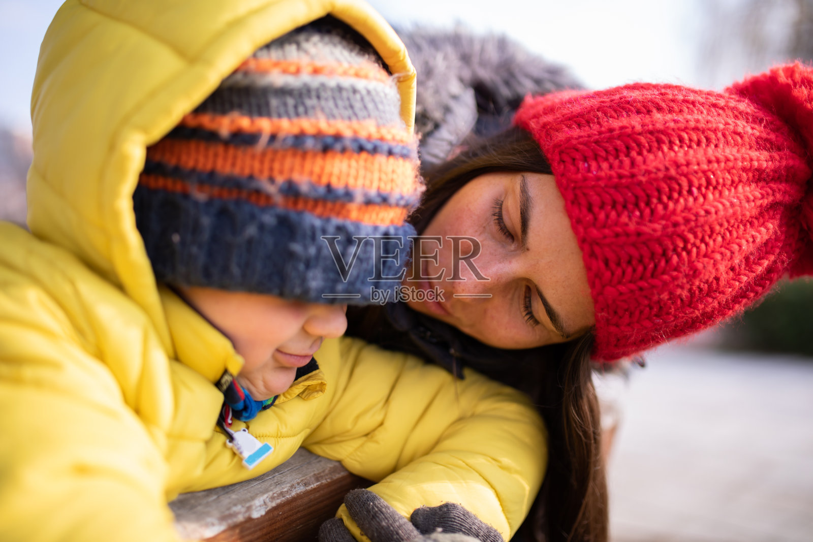 母亲安慰儿子照片照片摄影图片