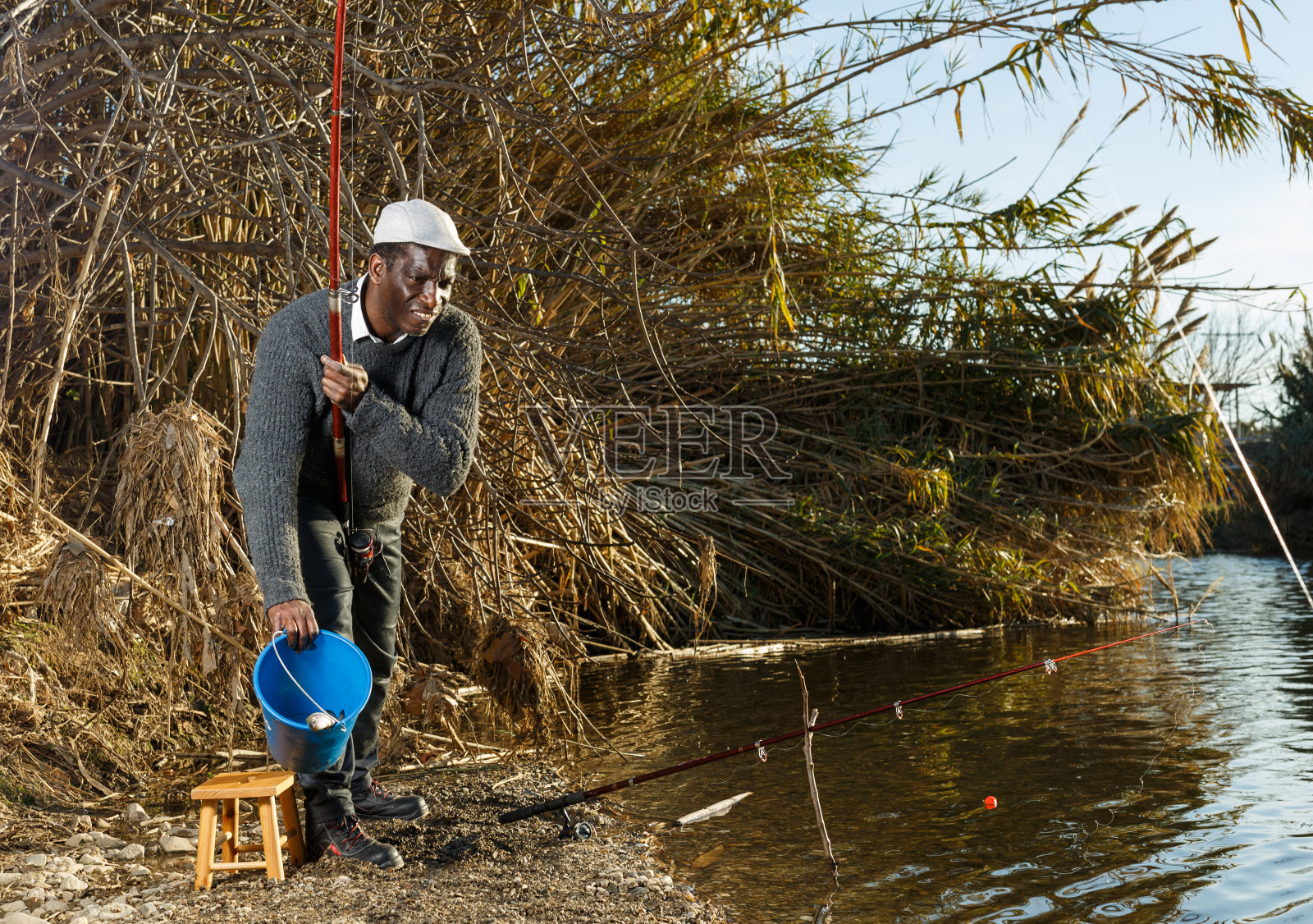 黑人渔夫拉网捕鱼照片摄影图片