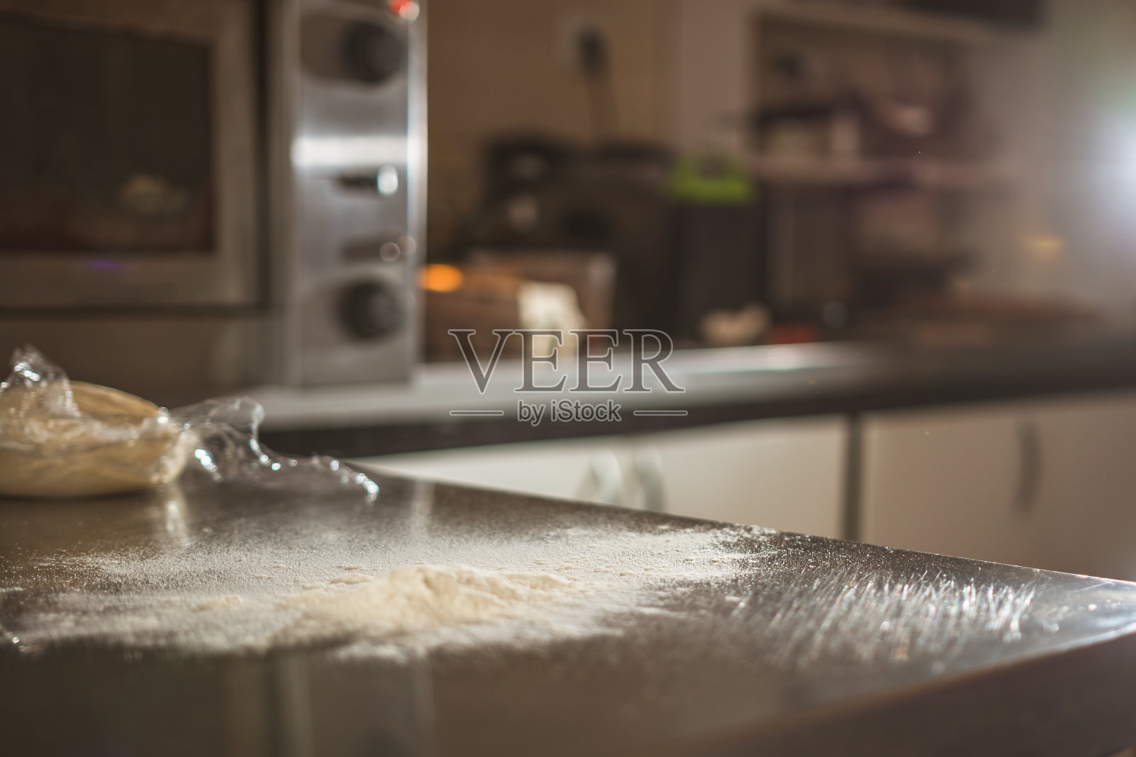 厨房柜台上的面粉照片摄影图片