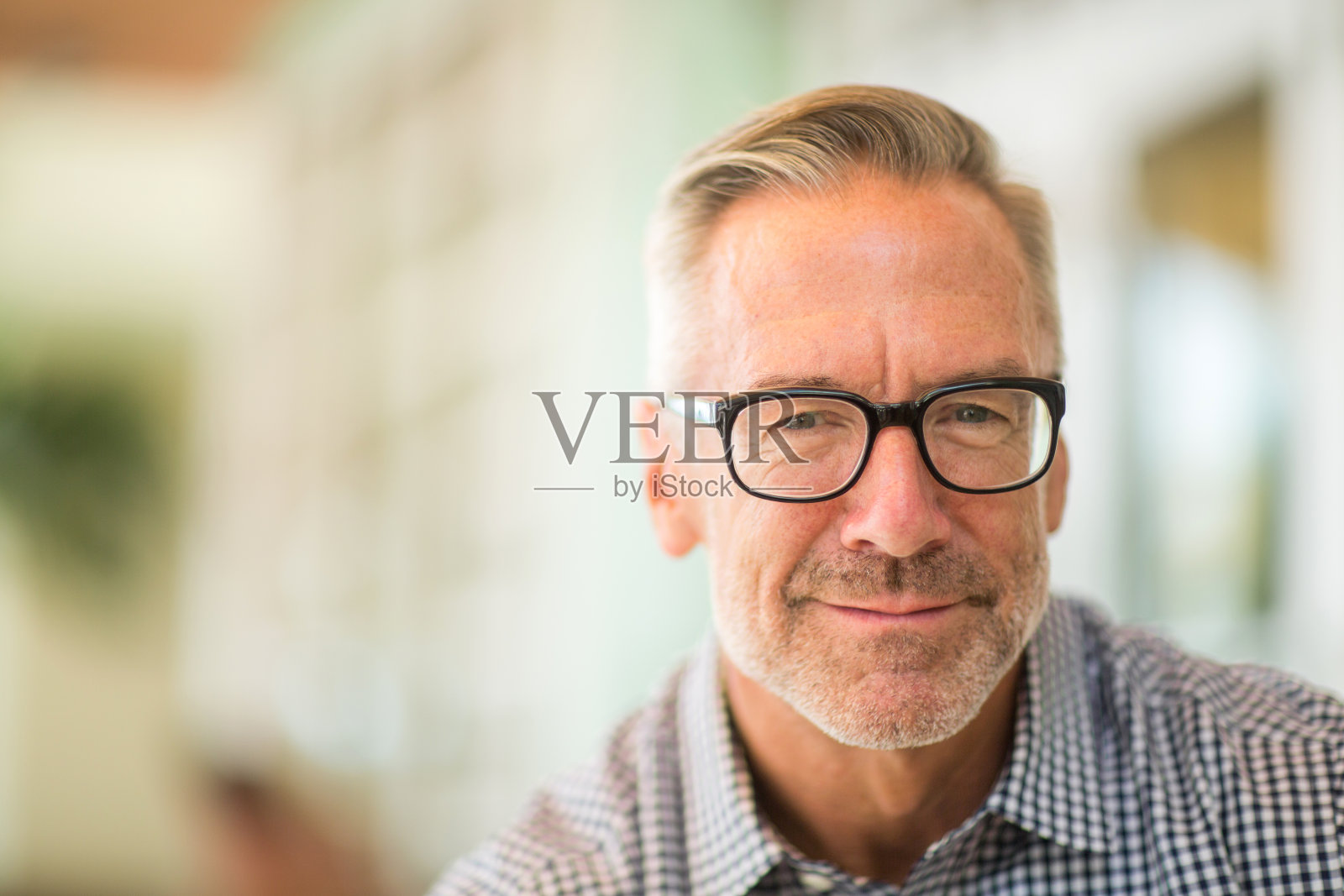 英俊老人的肖像照片摄影图片