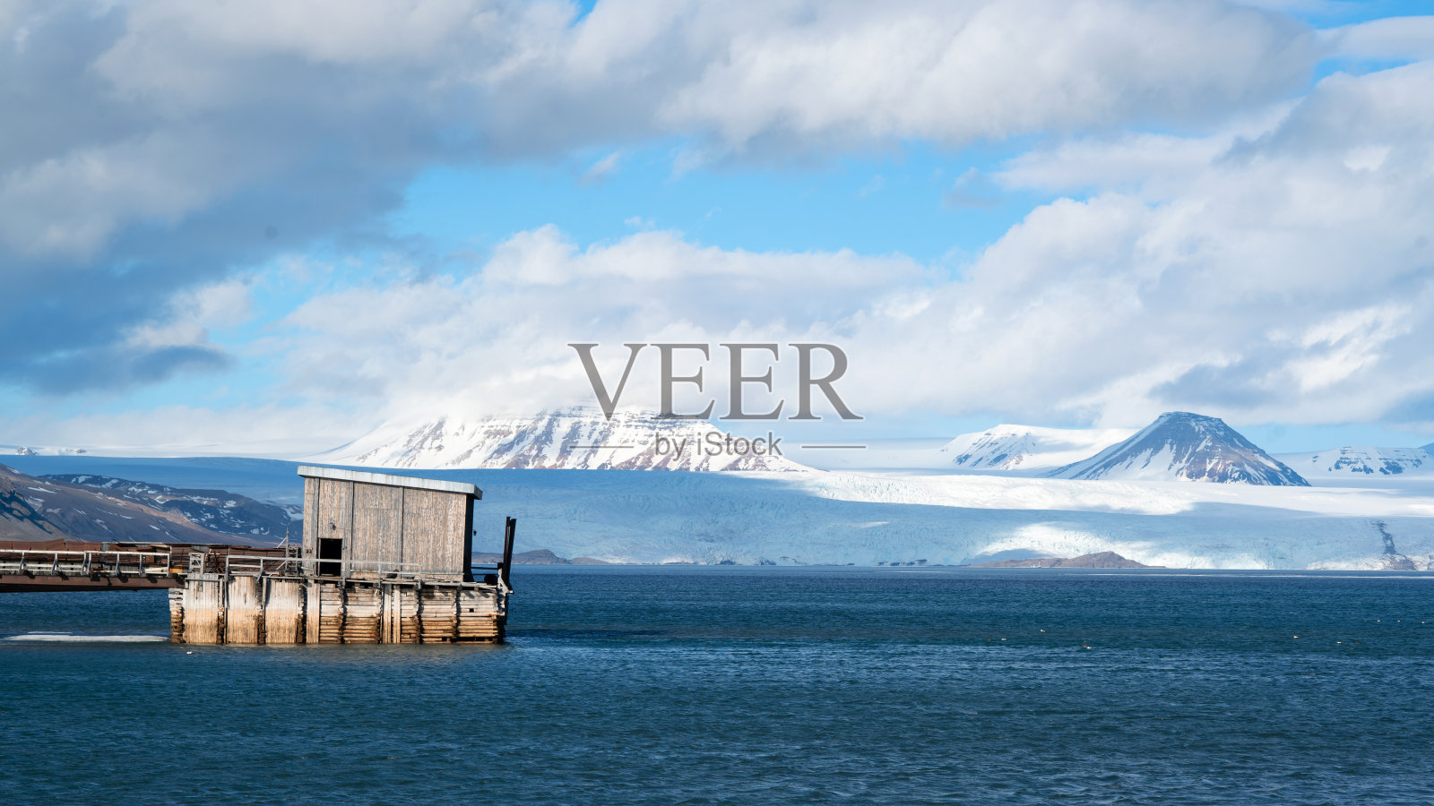 挪威金字塔镇废弃的俄罗斯北极居民点的纪念碑照片摄影图片