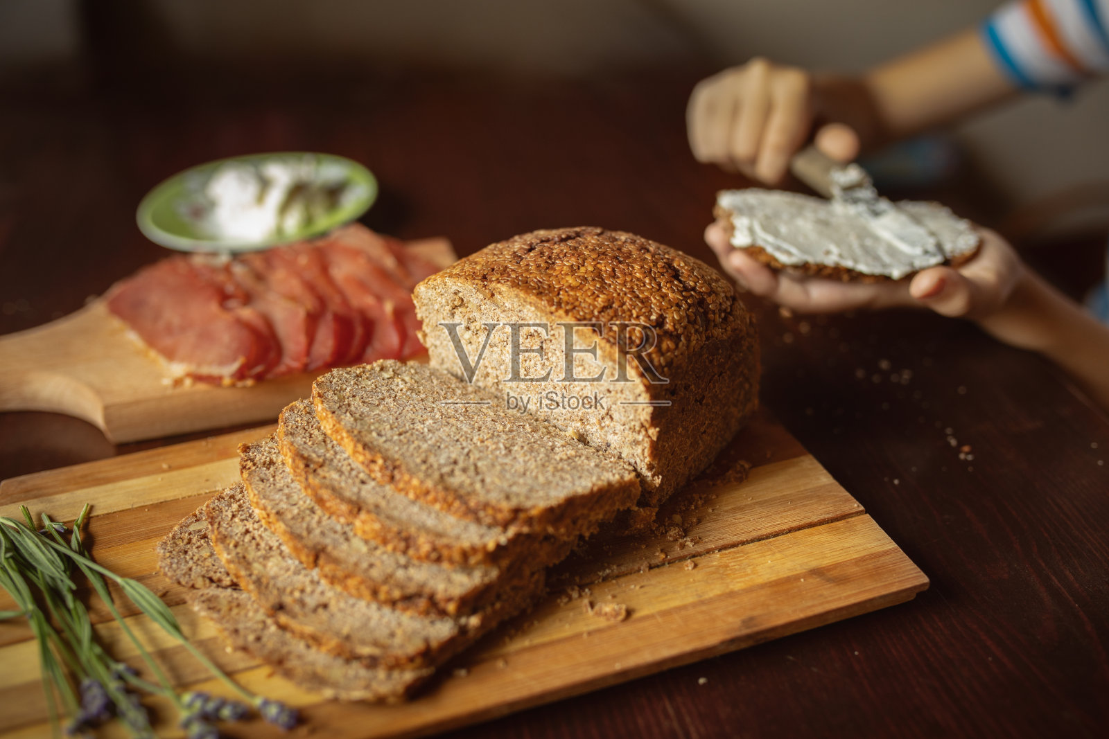 男孩在家做三明治照片摄影图片