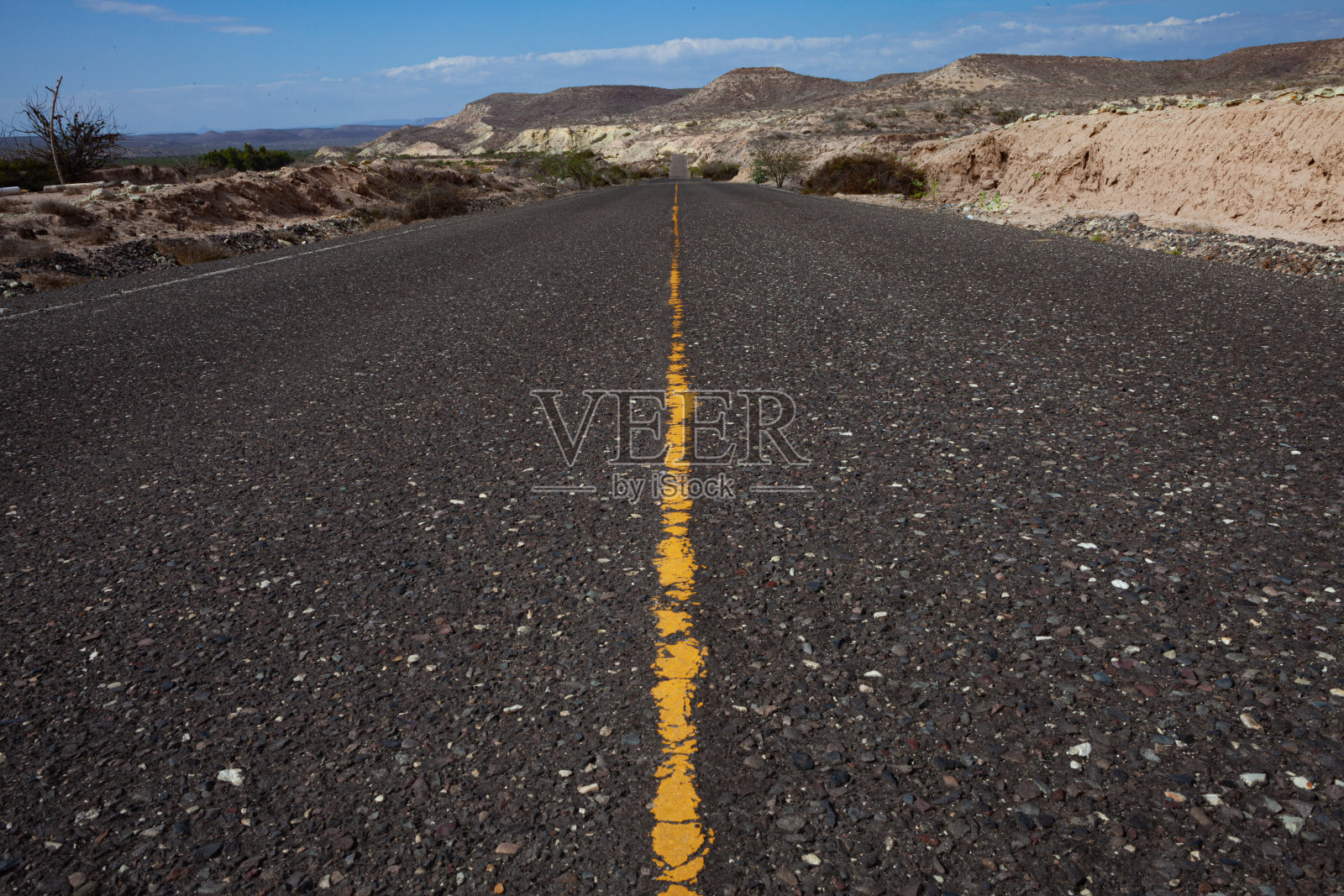 空旷的消失点黑色公路在墨西哥沙漠与黄色线照片摄影图片