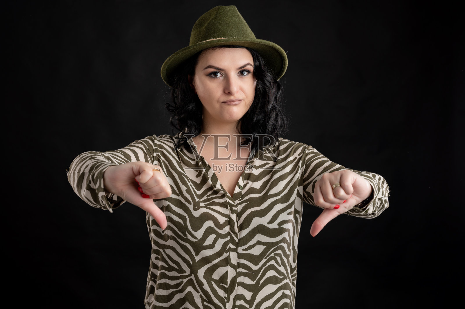 穿着休闲的年轻女子表示不喜欢照片摄影图片