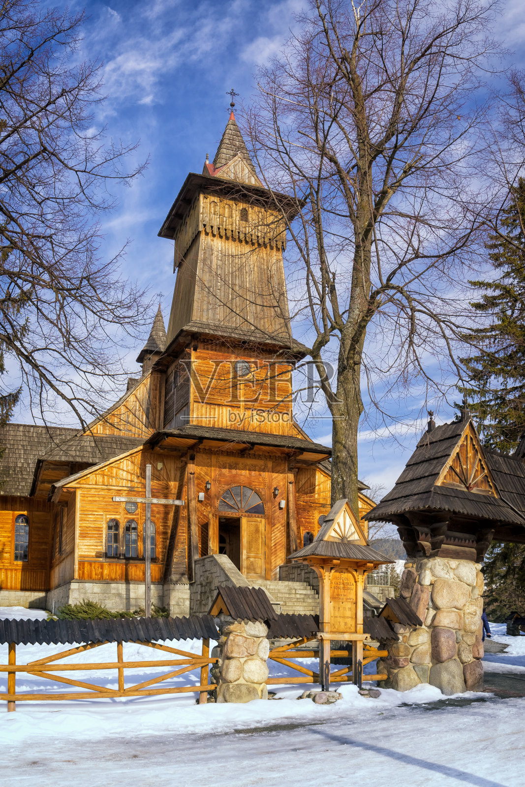 波兰科斯切里斯科的古老木制教堂照片摄影图片