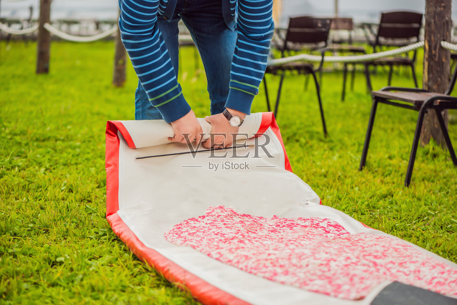 男人给桨板充气，休闲户外运动概念照片摄影图片