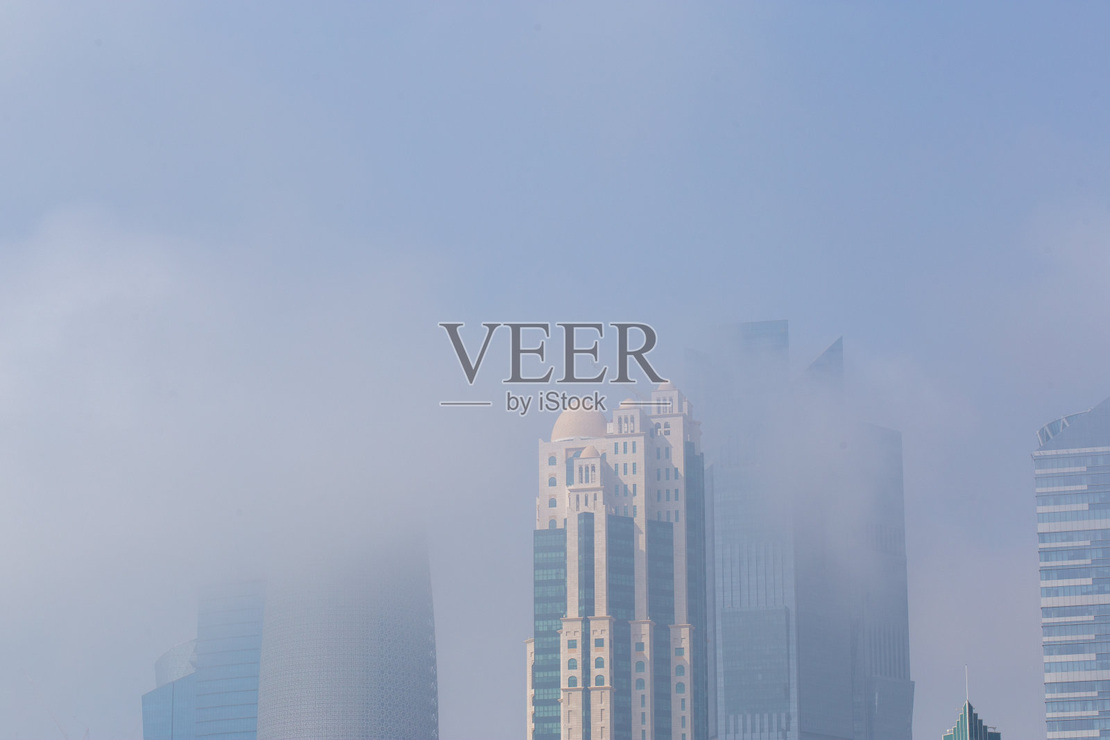 冬季雾中的多哈塔楼和建筑照片摄影图片