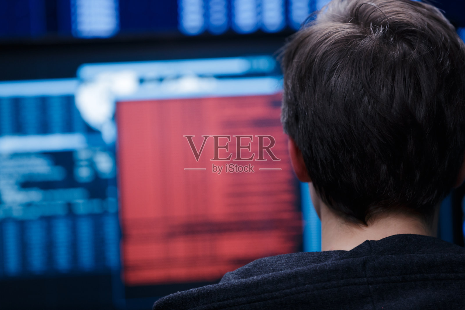 骇客看着监视器照片摄影图片