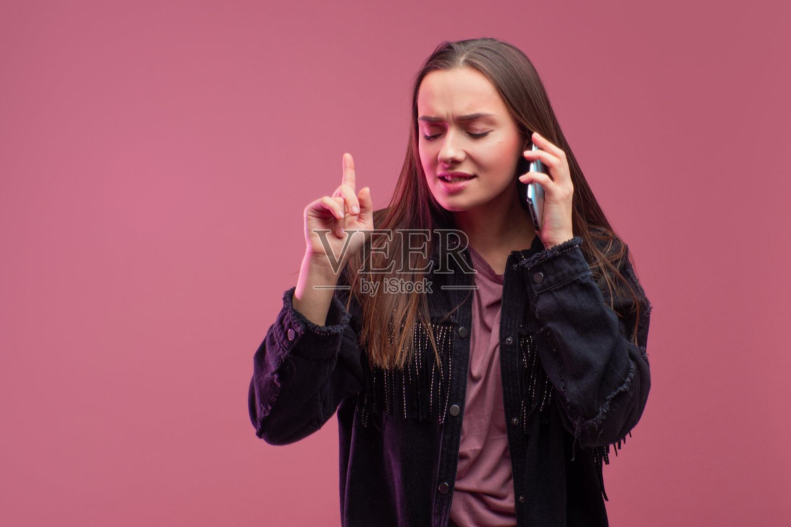 我听不见你说话。拿着电话的女孩的电话交谈照片摄影图片