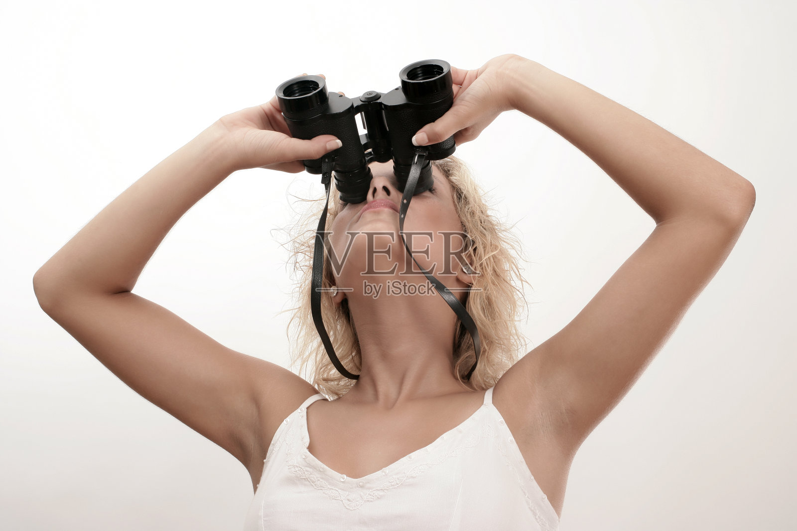 手持双筒望远镜的年轻女子肖像照片摄影图片