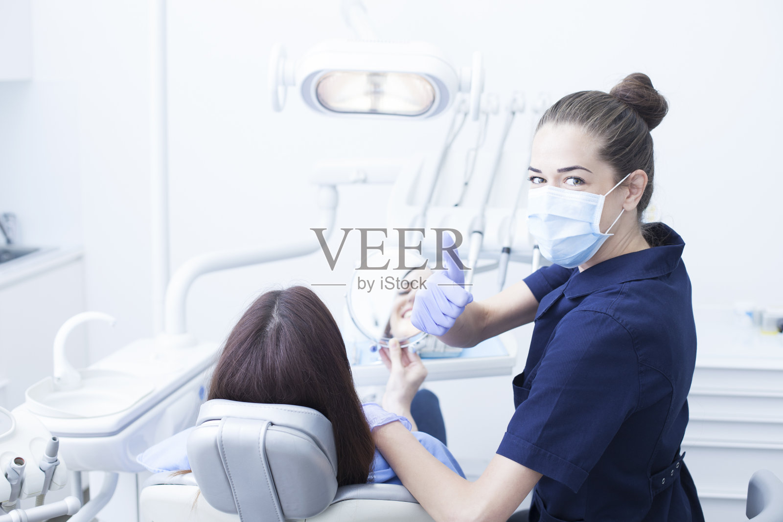 牙科诊所的女病人照片摄影图片