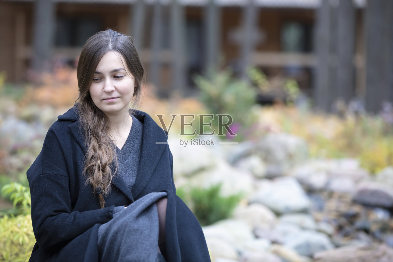 悲伤女孩在自然中，年轻女人的肖像照片摄影图片