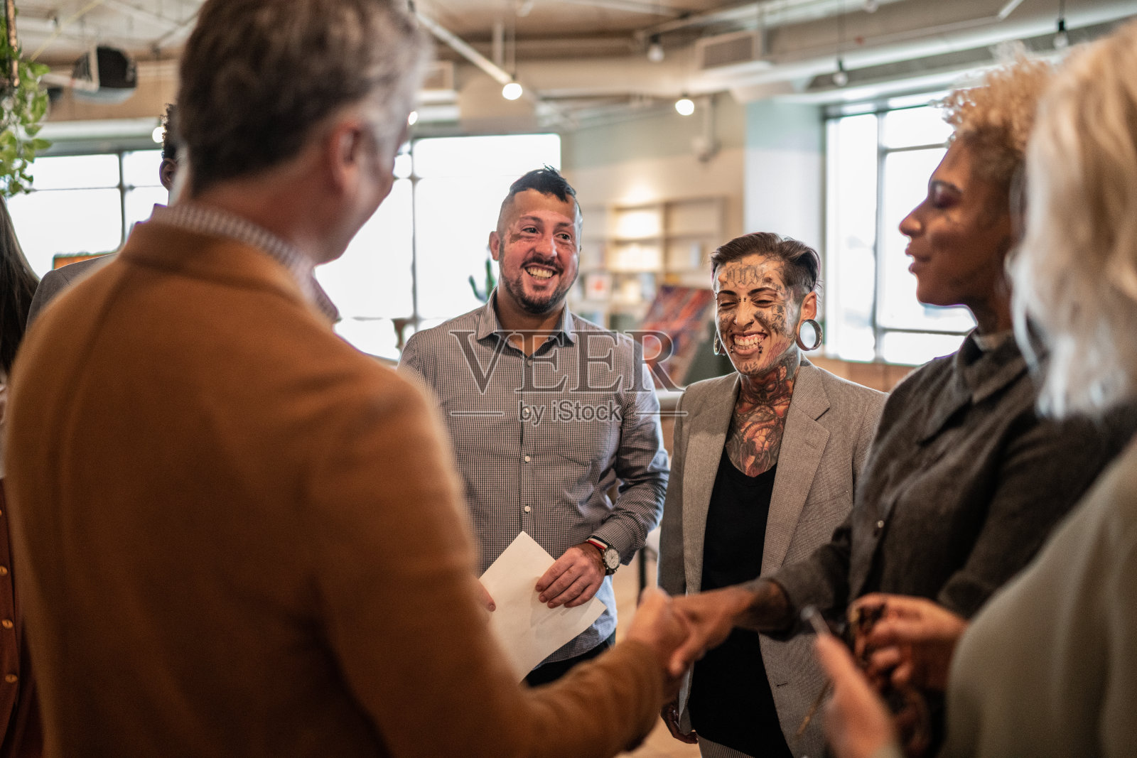 商务人士在商务活动中握手照片摄影图片