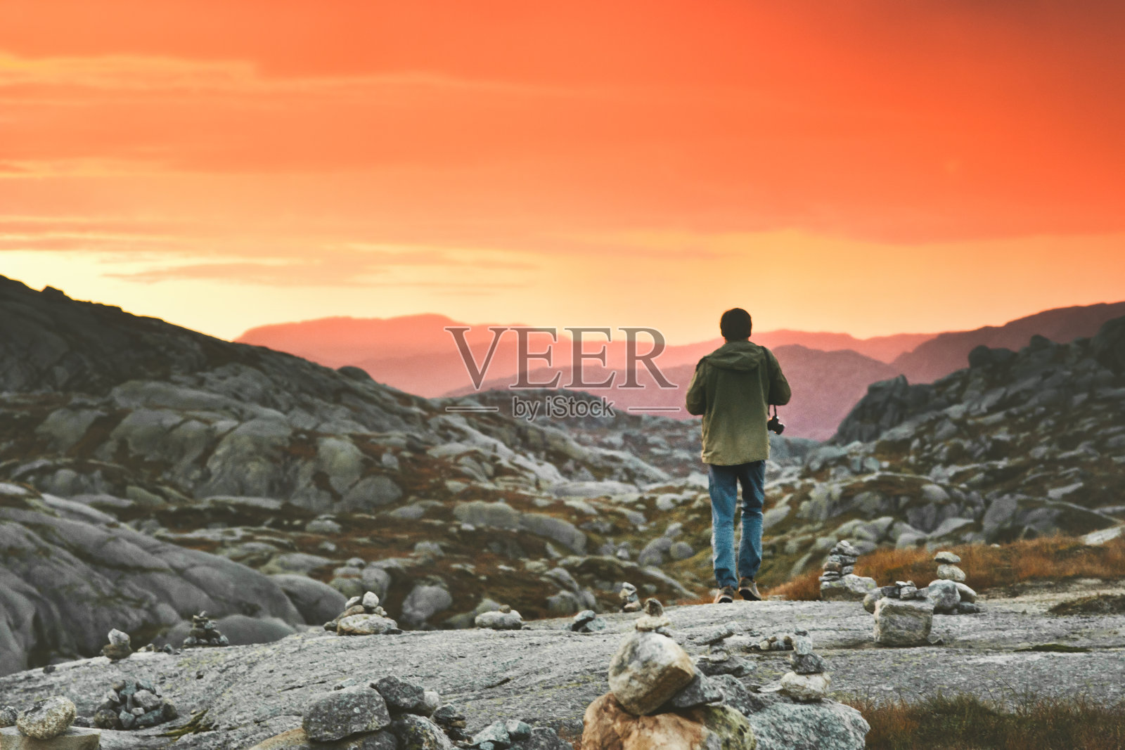 旅行：男子在挪威欣赏日落山景，享受户外探险度假生活，天空色彩自然照片摄影图片
