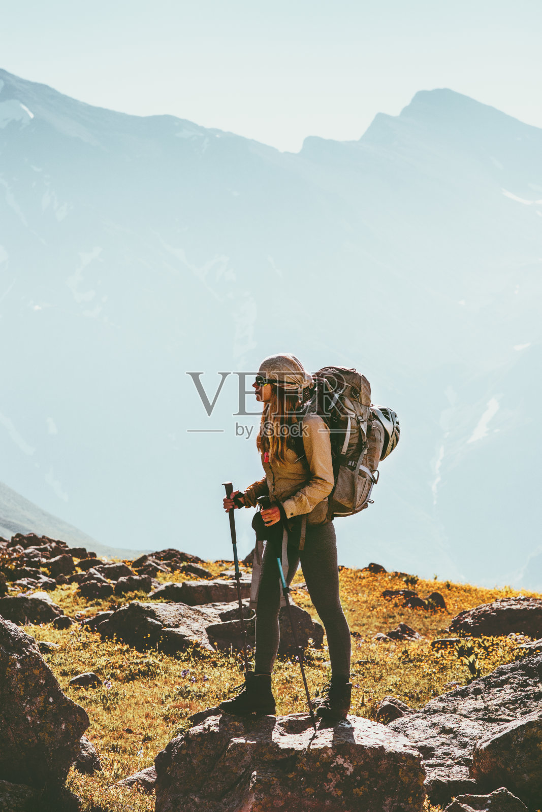 女子在山中徒步旅行照片摄影图片