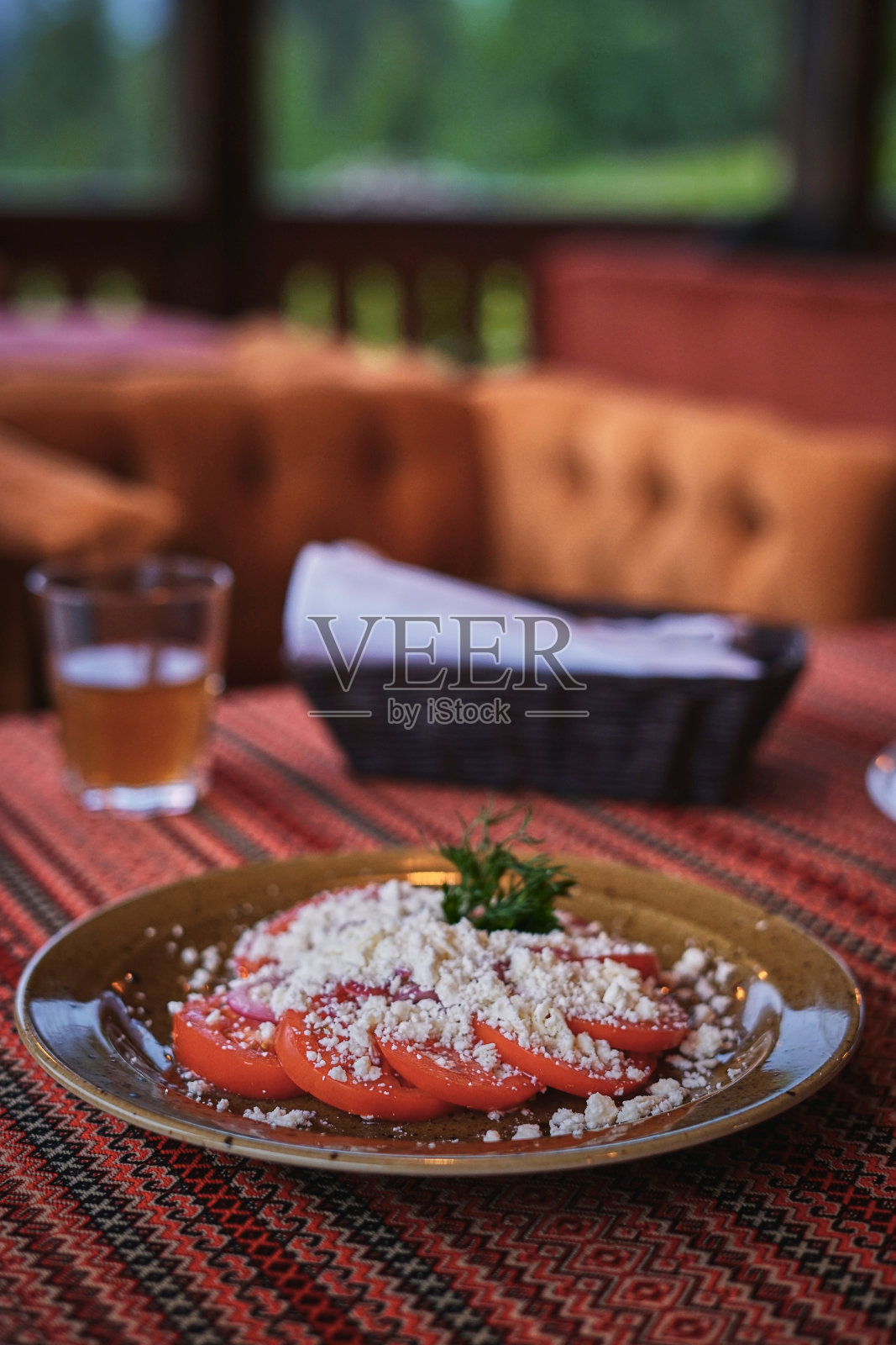 新鲜的夏季番茄和自制的奶酪沙拉。照片摄影图片