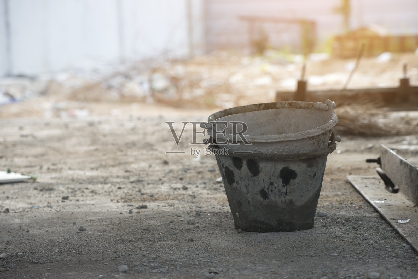 旧水泥搅拌桶放置在水泥地面上照片摄影图片