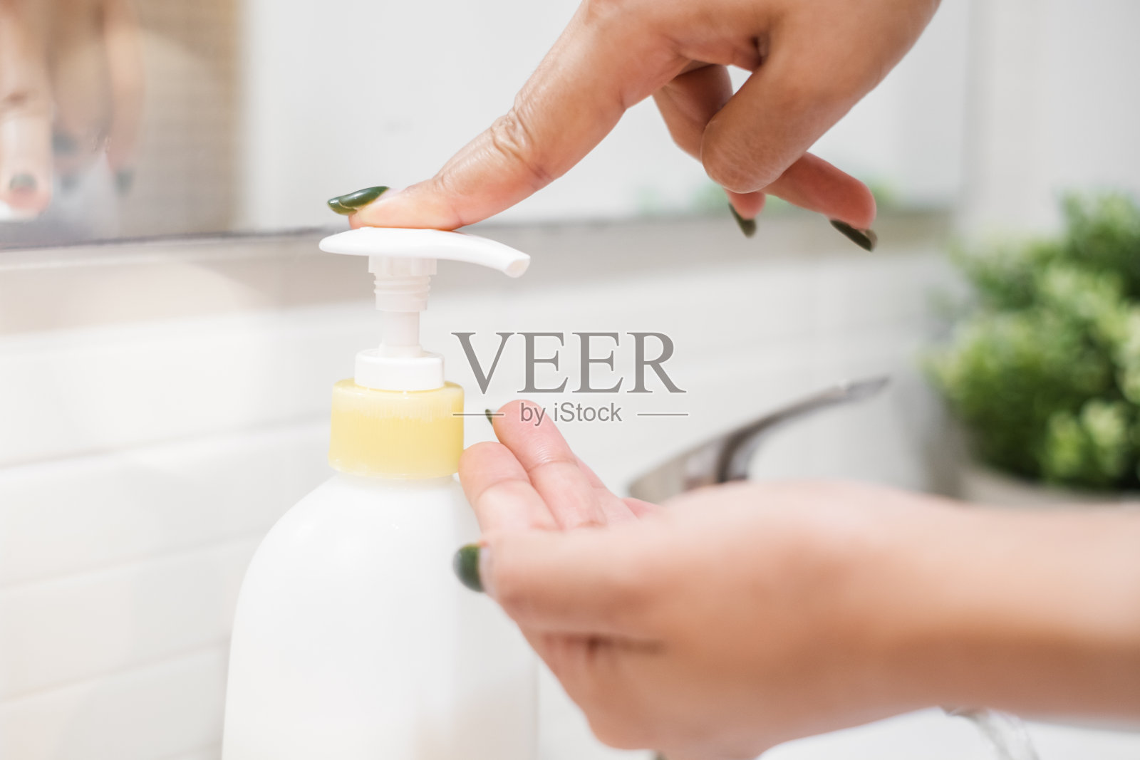 水和肥皂洗手，清洁防护病毒细菌照片摄影图片