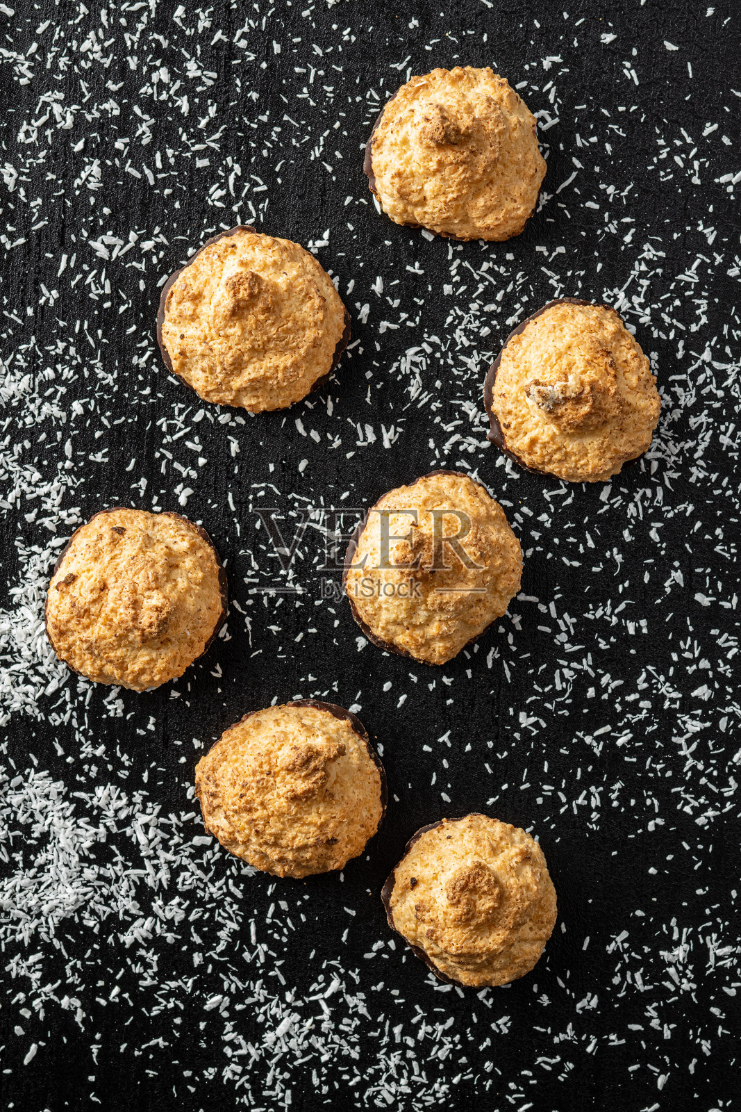 椰子饼干和巧克力。照片摄影图片