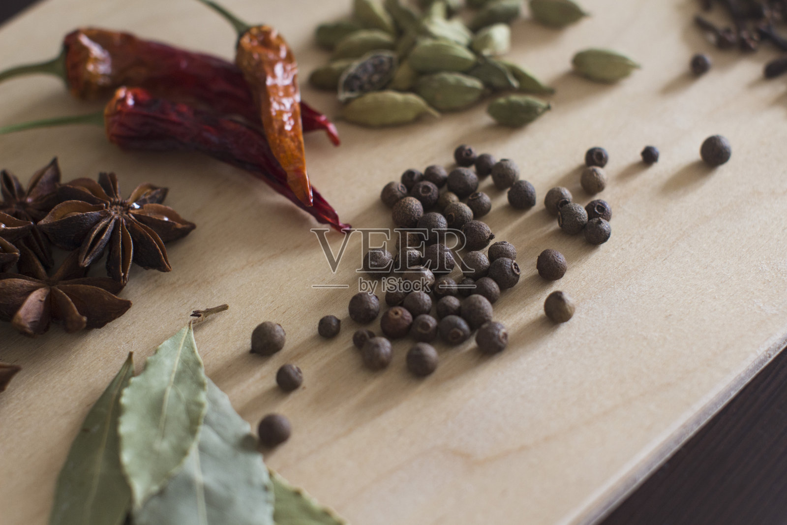 木砧板上放香料照片摄影图片